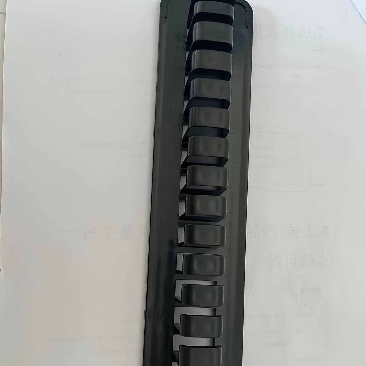 Kuchli yopishqoq devor o'rnatilishi bilan portativ shlyapa tokchasi - 20 ta shlyapani ushlab turadi, erkin turuvchi akril ko'rsatish va saqlash yechimi, eshiklar yoki shkaflar uchun ko'p funksiyali o'rnatish variantlari bilan.