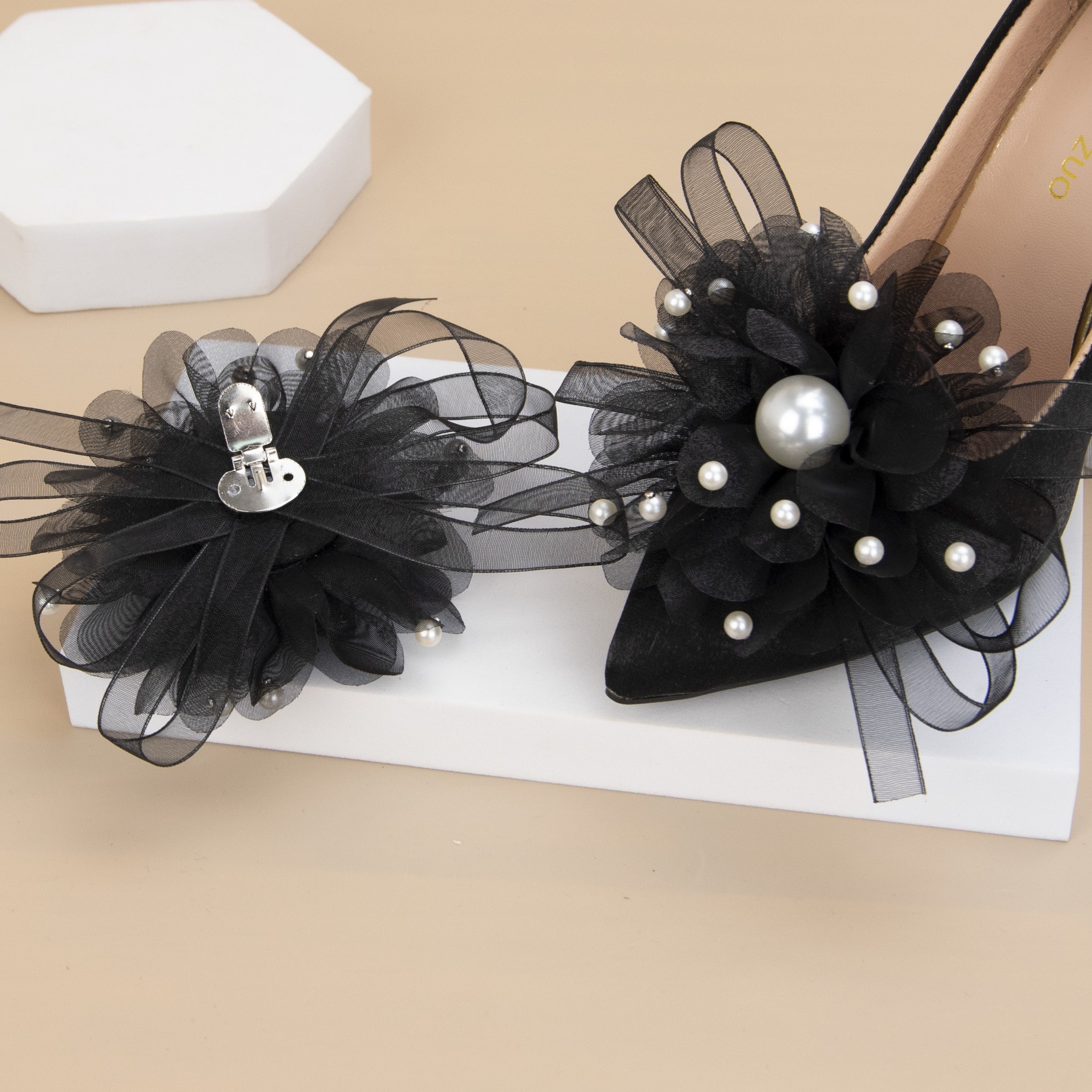 Ayollar uchun qora gullü incil bilan ajraladigan poyabzal kliplari, buklangan tül bilan bog‘langan qoqimli bow