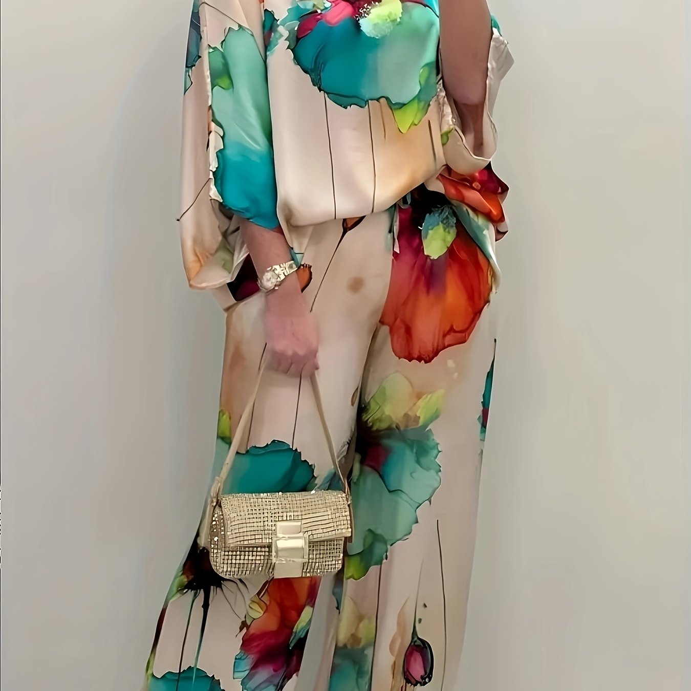 Ayollar uchun gullar bilan bezatilgan saten 2-qismli to'plam: yuqori va keng oyoq shimlar