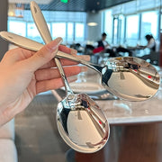 Restoranlarda taomlarni bo‘lish, o‘z-o‘zini xizmat qilish uchun sho‘rva, talabalar yotoqxonalari va mehmonxonalarda katta porsiyalar uchun mo‘ljallangan ko‘p funksiyali zanglamas po‘latdan yasalgan xizmat qoshiq.