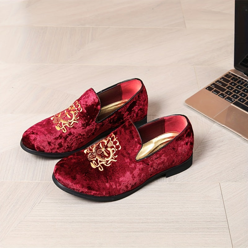 Erkaklar uchun katta o'lchamdagi tasodifiy loferlar, etnik naqshli tikuvlar bilan, yurish va haydash uchun nafas oladigan slip-on dizayni va zamonaviy kauchuk taglik.