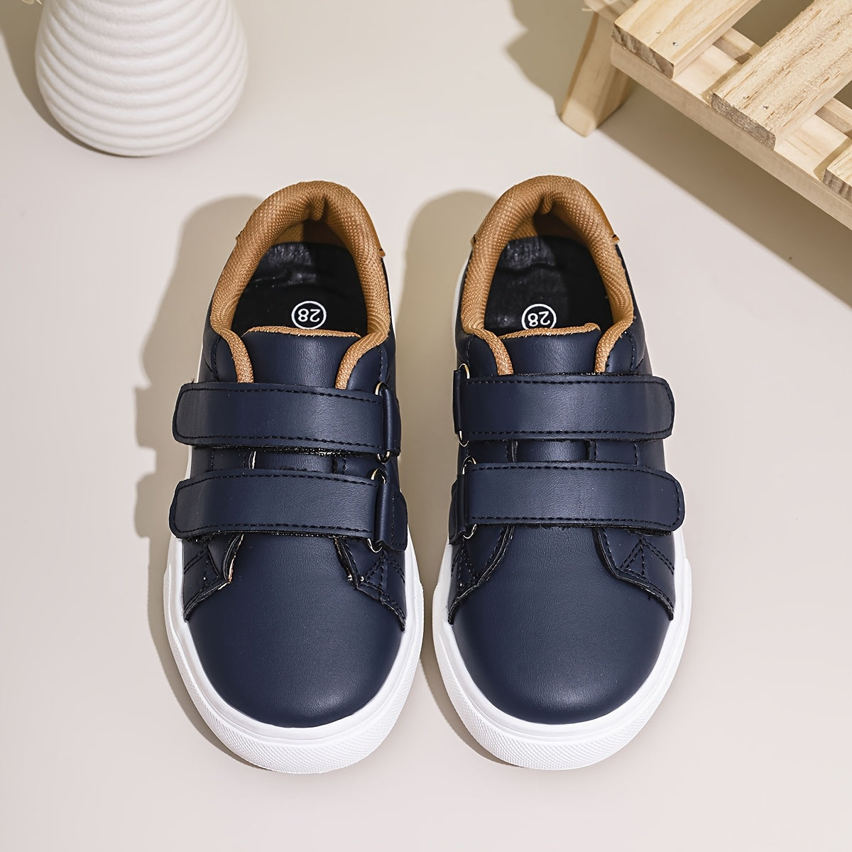 Bolalar uchun tasodifiy krossovkalar - bir rangli, pastki qismi yopiq, maktab, yurish va ochiq havoda faoliyatlar uchun velcro yopilishi bilan.