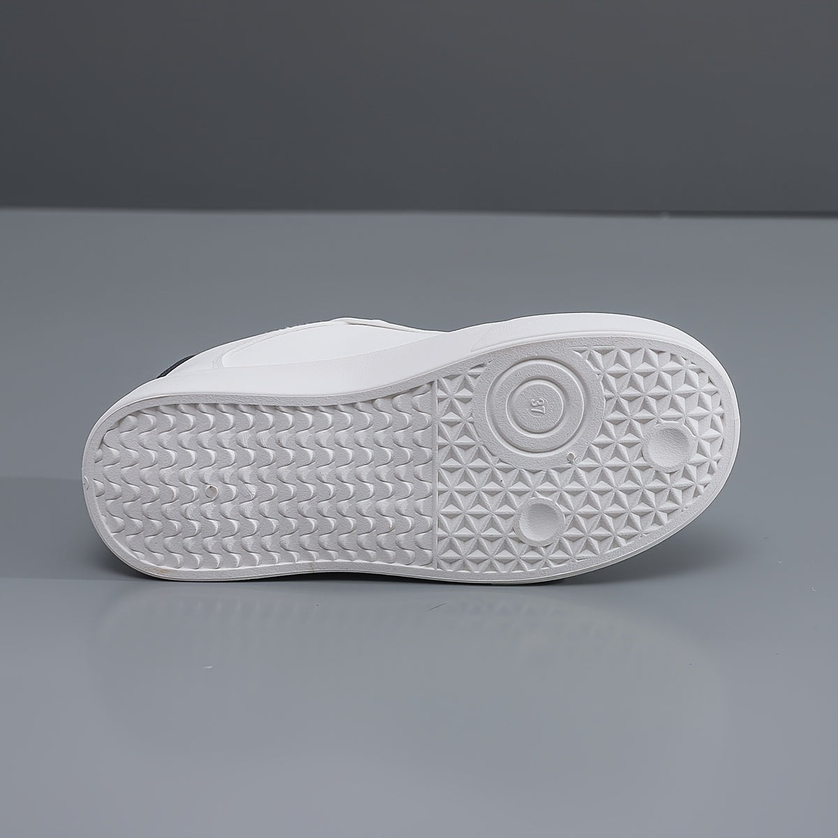 Ayollar uchun engil oq krossovkalar bej rangli aksentlar bilan qulay, barcha mavsumlar uchun mo'ljallangan poyabzal bo'lib, zamonaviy klassik dizaynga ega.