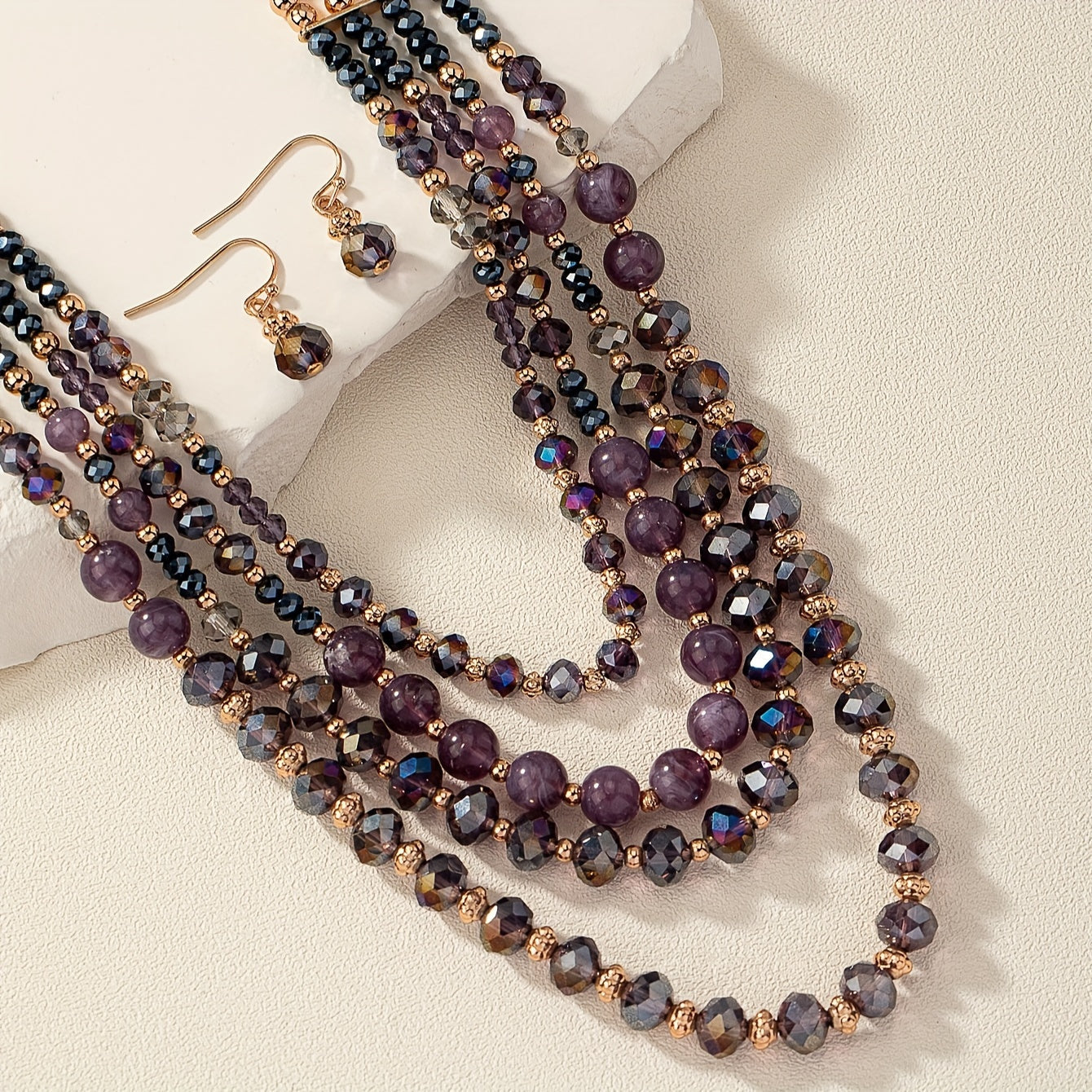 Zamonaviy va nafis, bu Purple Series Beaded Necklace Set uslub va noziklikni namoyish etadi. Bir nechta qatlamlardan iborat bo'lib, u to'plangan holda mukammal va har qanday ayolning zargarlik to'plamiga bir oz hashamat qo'shadi.
