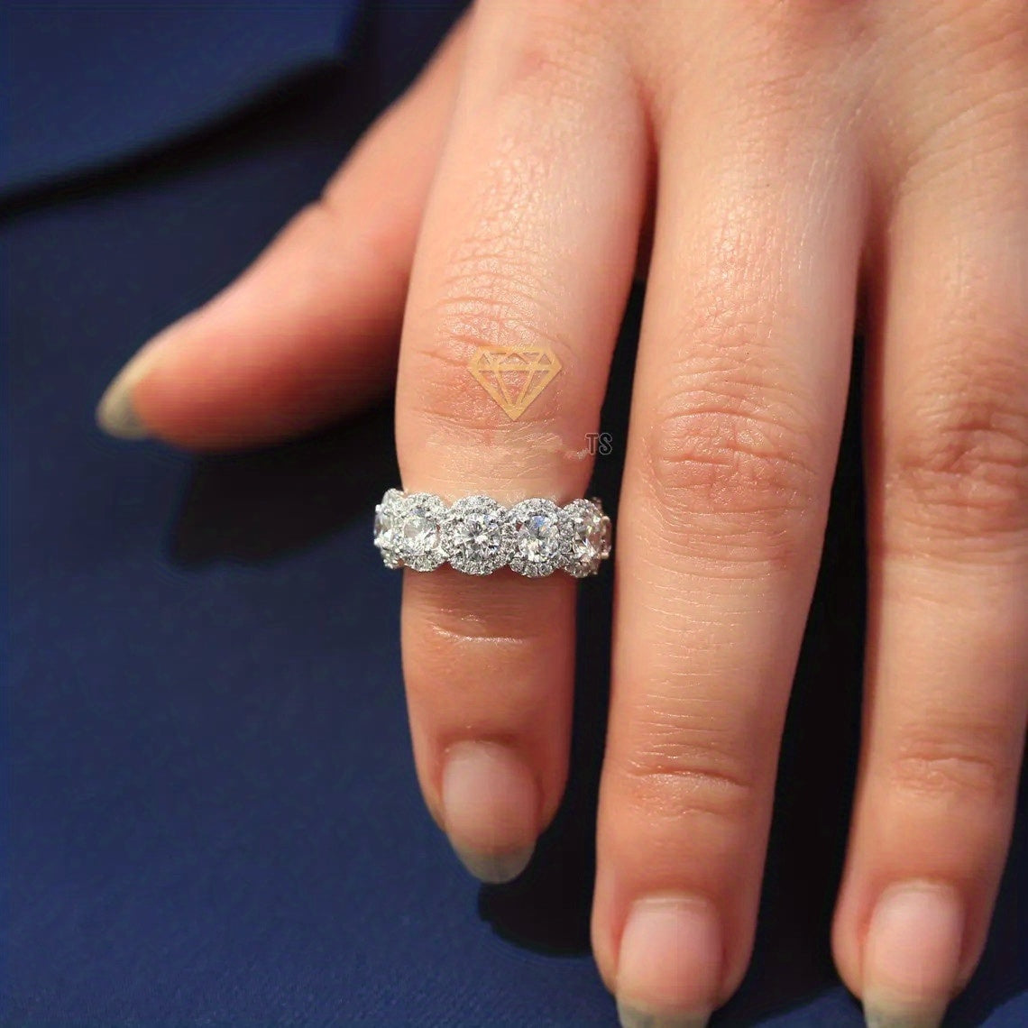 925 kumush qoplamali, porloq zirkon toshlari bilan bezatilgan nafis kelin to'y uzuklari, ayollarning niqob va taklif zargarlik buyumlari uchun mukammal.