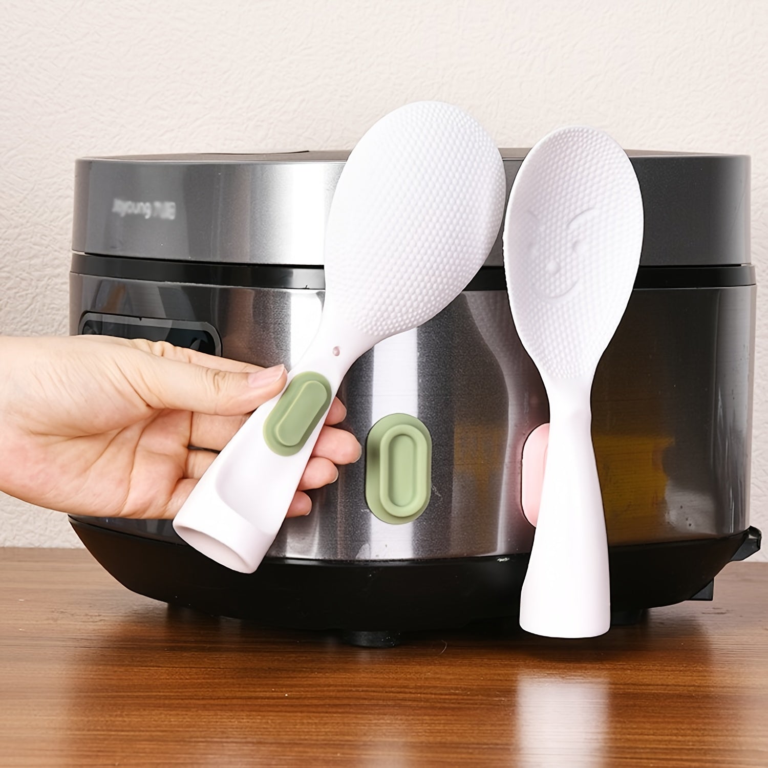 Doira shaklidagi magnit masofadan boshqarish tutqichlari 2, 5 yoki 10 dona to'plarda mavjud. Ushbu oddiy uslubdagi silikon devorga o'rnatiladigan tutqich amaliy bo'lib, qattiq yopishqoq anti-slip xususiyatiga ega, burg'ulash zaruratini bartaraf etadi.