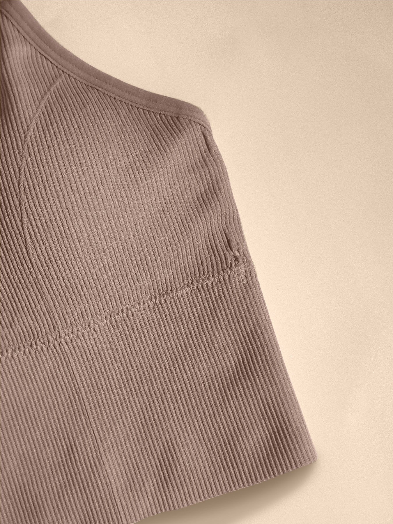 Plus o'lcham sport bra tank top to'liq rangli ribli orqa qismi bo'sh olib tashlanadigan padlar