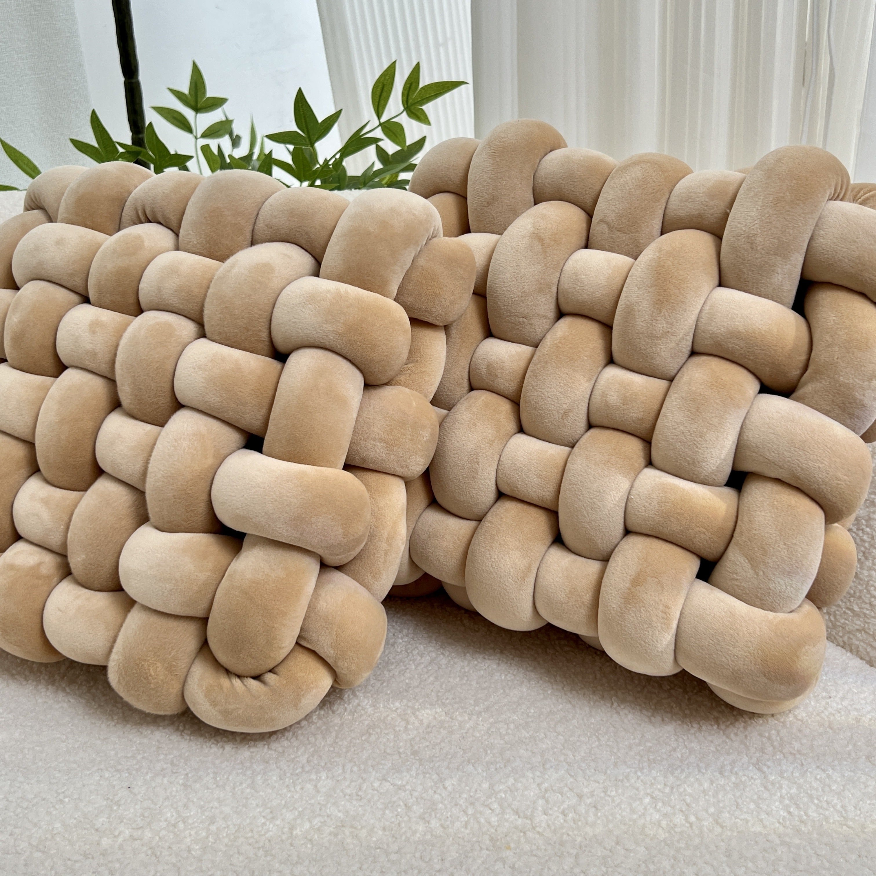 Мягкая подушка в виде узла, идеальна для домашнего декора в гостиных, спальнях и офисах.