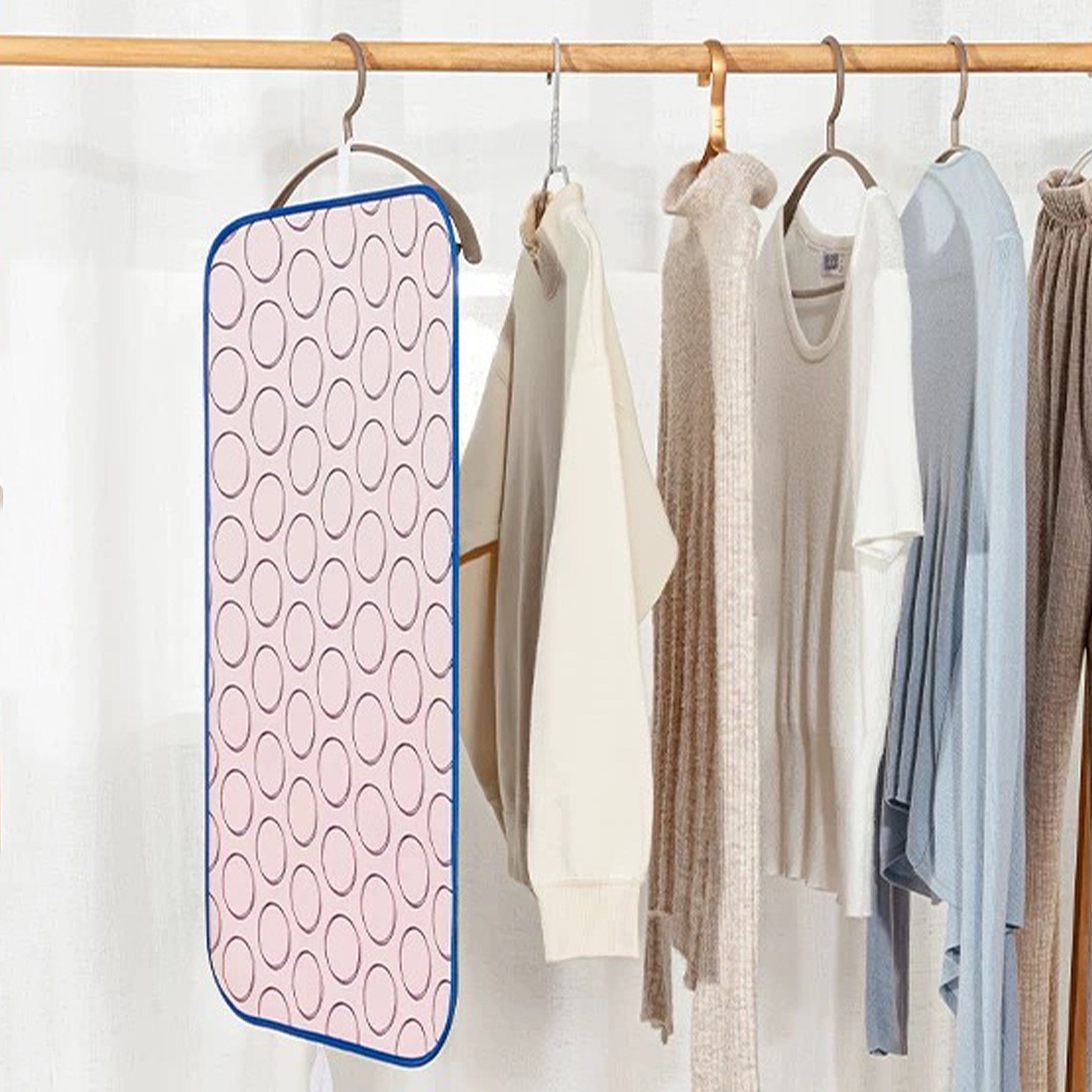 Комплект включает 2 складных гладильных матов и ручную доску с влагостойкими, термостойкими и нескользящими свойствами. Идеально подходит для путешествий, общежитий и домашнего использования без необходимости в электричестве.