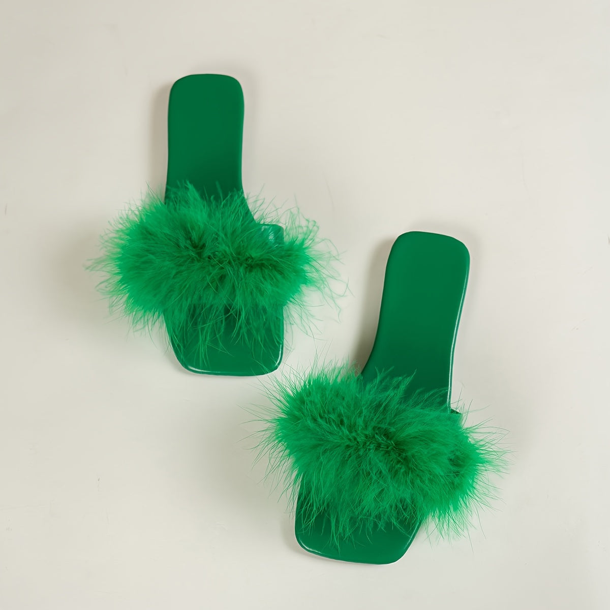 Yoz uchun mukammal, kvadrat ochiq barmoq bilan ayollarning nafis yumshoq toshli tekis oyoq kiyimlari.