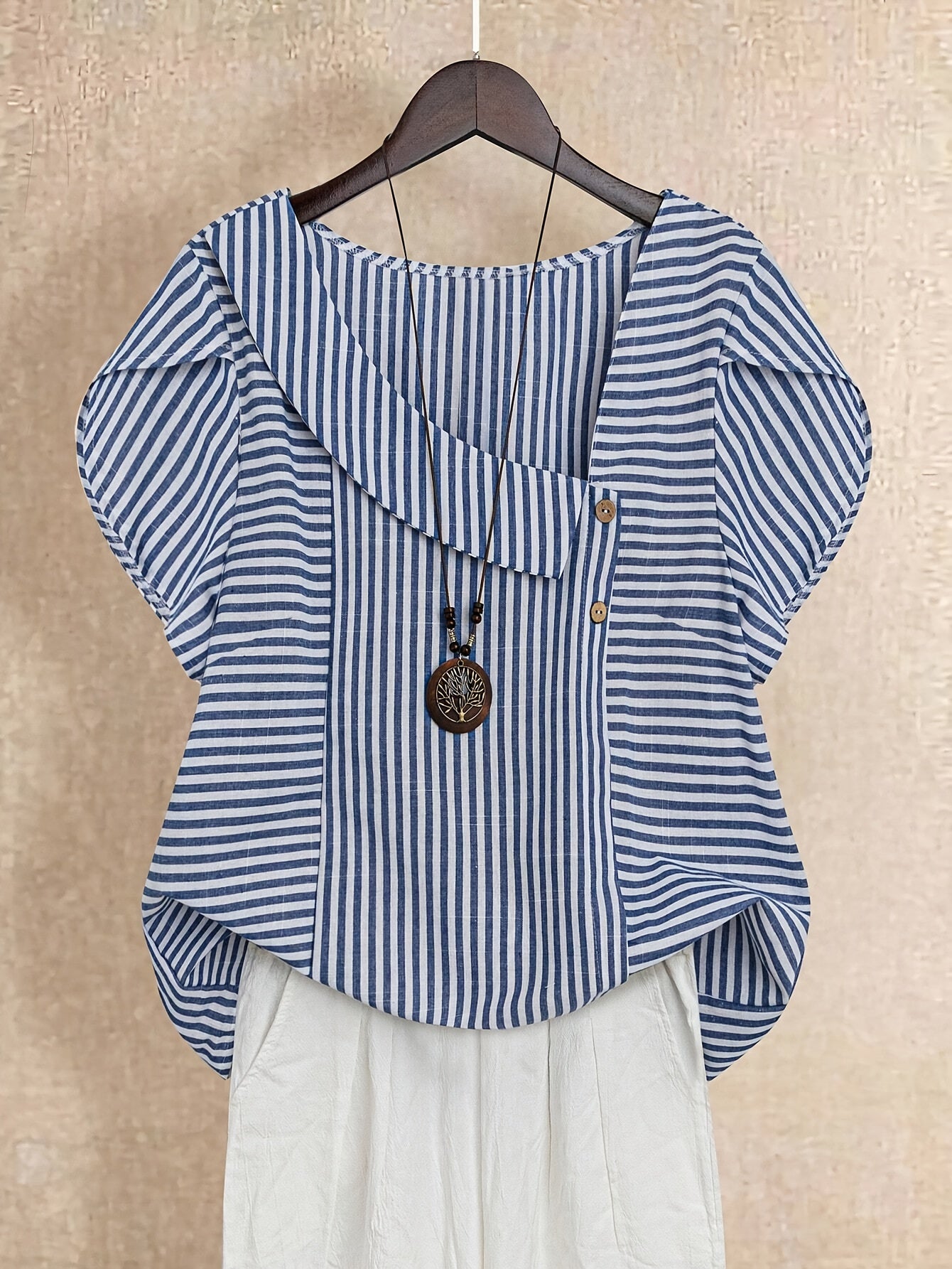 Plus o'lcham ayollar uchun chiziqli kofta yengil ko'k va oq rangda, kundalik yozgi ta'til uchun top