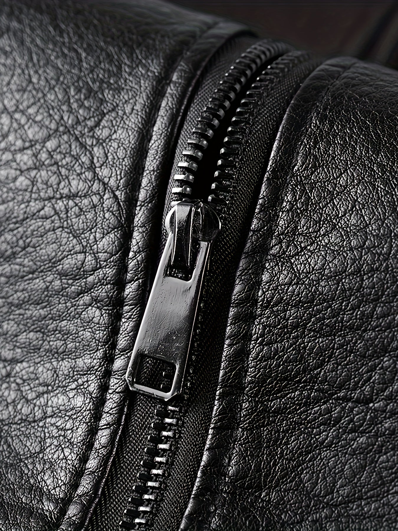 Vintage tikilgan PU charm ko'ylak, beysbol yelkasiga ega, zip-up old qismi, bir nechta cho'ntaklar va polyester astar bilan. Tasodifiy yoki mavzuli ko'rinishlar uchun ideal.