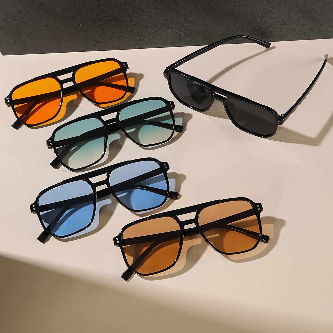 Gafas de sol cuadradas geométricas para mujer con lentes de color y montura grande de borde plano