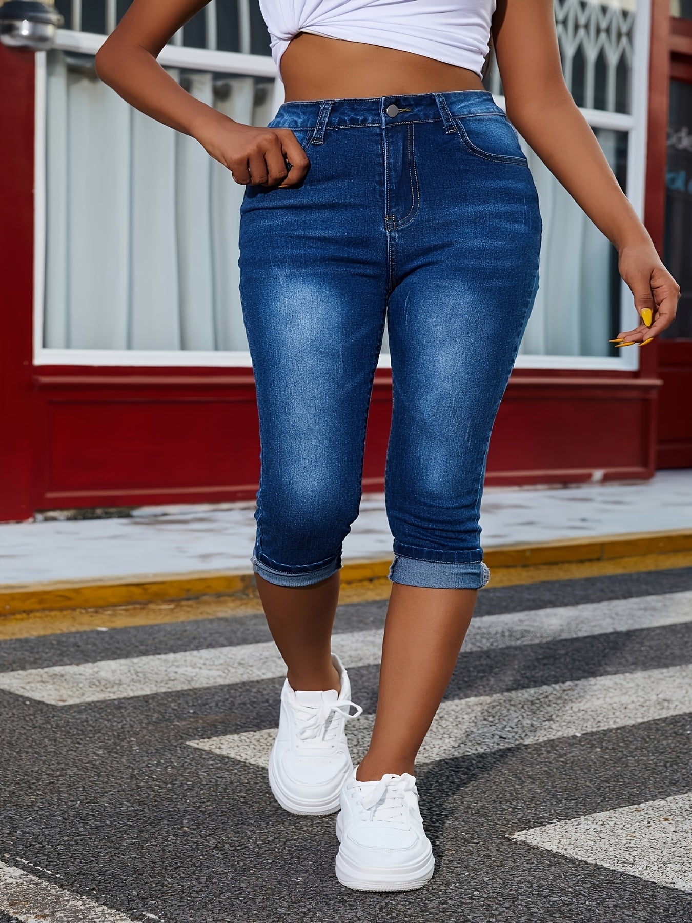 Jeans de mujer de talla plus con elastano y largo hasta la mitad de la pantorrilla en azul claro