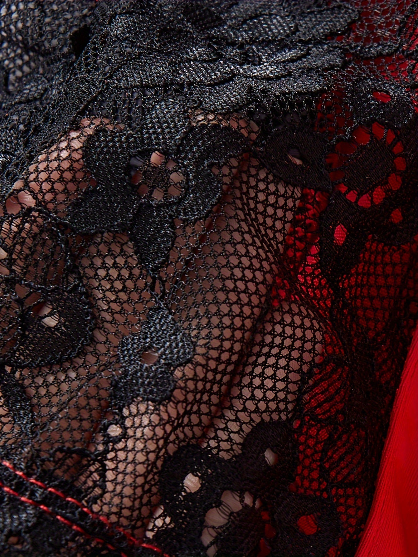 Qora tilla chetki bilan slip ko'ylak, sozlanadigan poyafzal bilan, elastik, yarim shaffof, qattiq qavatsiz, thong bilan birga