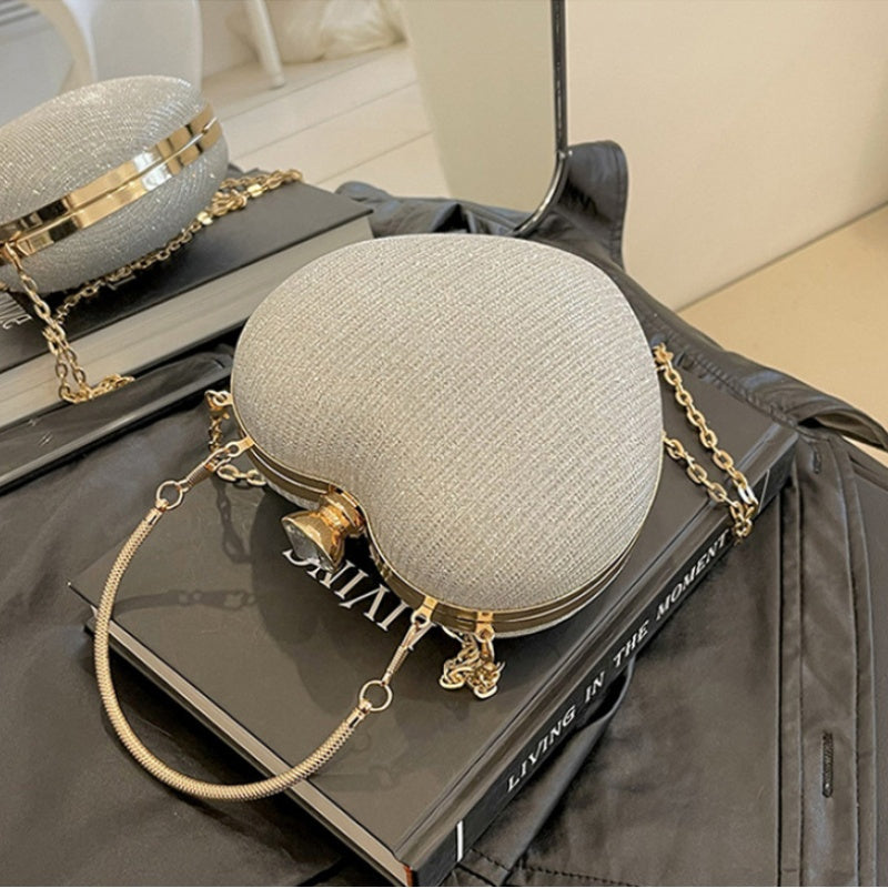 Ayollar uchun zamonaviy qora kesma sumka, porloq zanjir, yurak shakli, metall bezaklar, tugmachali yopiq, partiya, to'y, uchrashuv uchun.