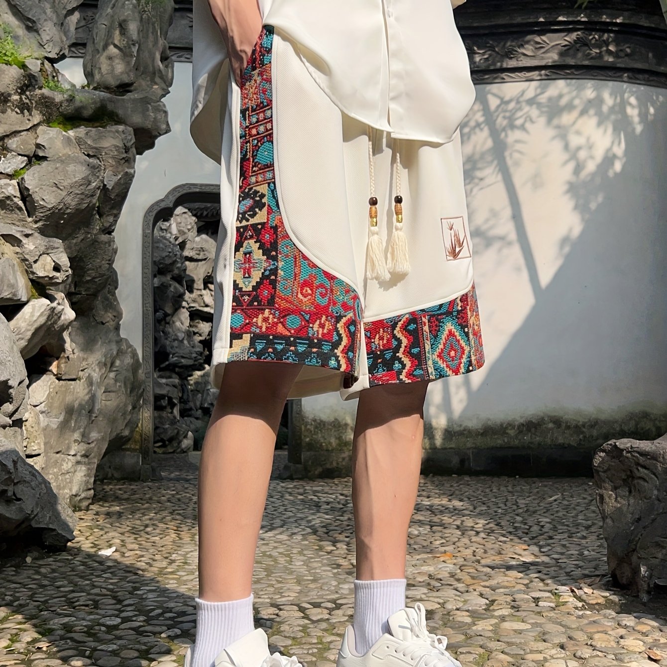 Yoz uchun cho'ntakli erkaklar etnik tikuv naqshli shortilar