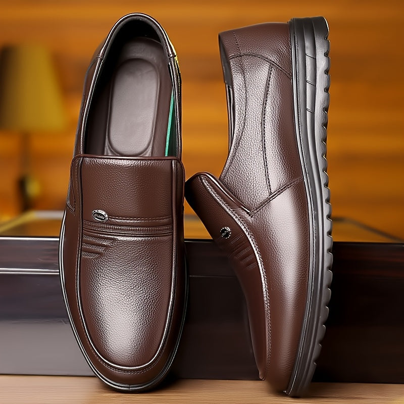 Erkaklar uchun bir xil rangdagi yuqori donali mol terisidan tayyorlangan slip-on loafer poyabzal, qulay, mustahkam va sirpanmaydigan yurish uchun. Ofis uchun ideal.
