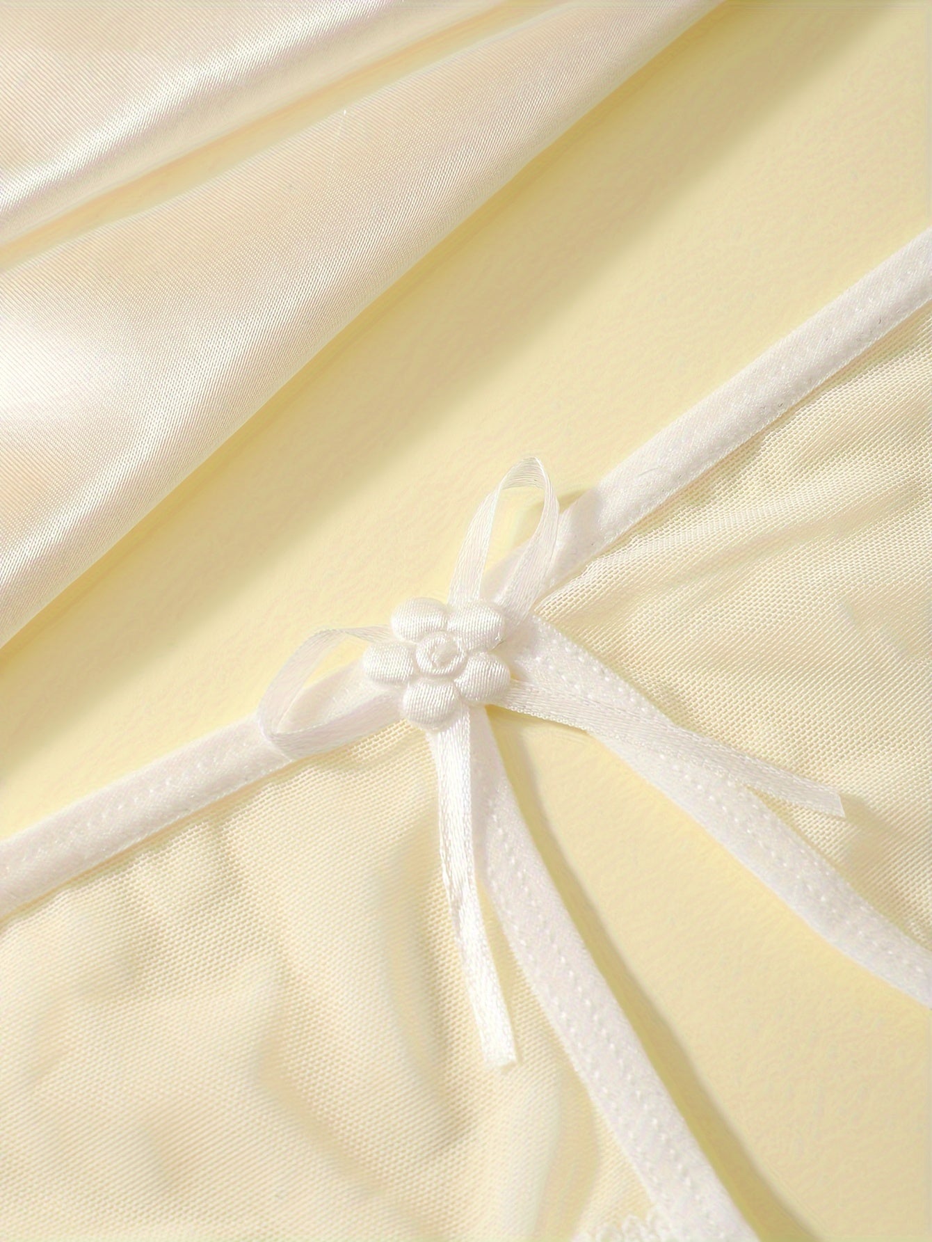 Shaffof dantel thong ichki kiyim, ochiq qorinli, past bel dizayni. 90% poliamid va 10% elastan to'qimachilik matosidan tayyorlangan, og'irligi 111 gsm.