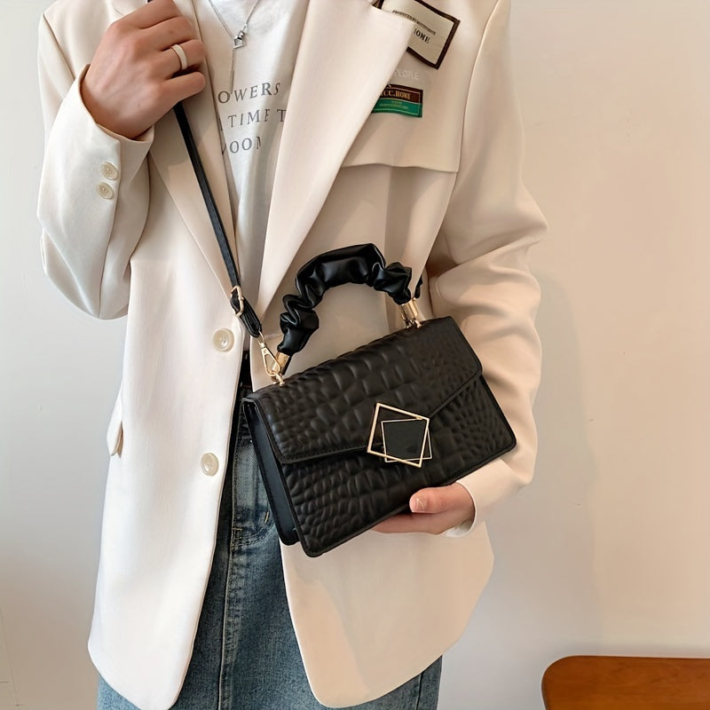 Ushbu ayollar uchun moda sumkasi bir rangli sun'iy charm materialidan tayyorlangan bo'lib, tugmachali yopiq va chet bo'yash bilan bezatilgan. U qo'shimcha aksessuarni o'z ichiga oladi va har qanday tadbirga tayyor. Yuvmang.