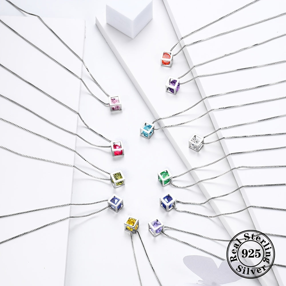 Ожерелье, изготовленное из 925-й стерлинговой серебра с 3D кубическим кристаллом в качестве подвески и акцентами из кубического циркония. Идеально подходит для женщин, это украшение излучает элегантность и стиль в потрясающем серебристом оттенке.