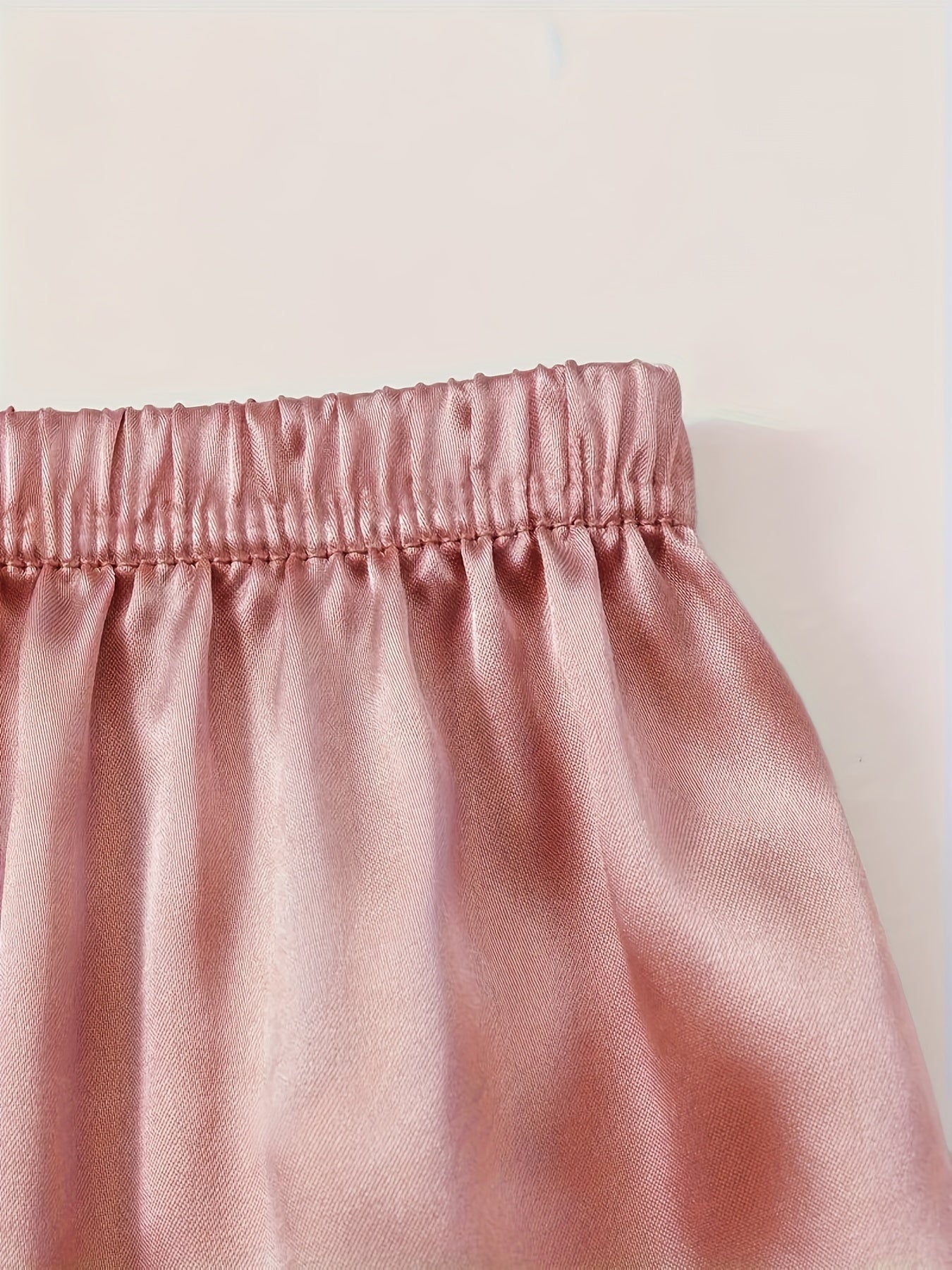 Ayollar uchun 3 qismli yozgi saten pijama to'plami, ko'ylak, uzun shim va shortilardan iborat. 95% polyester va 5% elastan materialidan tayyorlangan. S-XL o'lchamlarda mavjud.