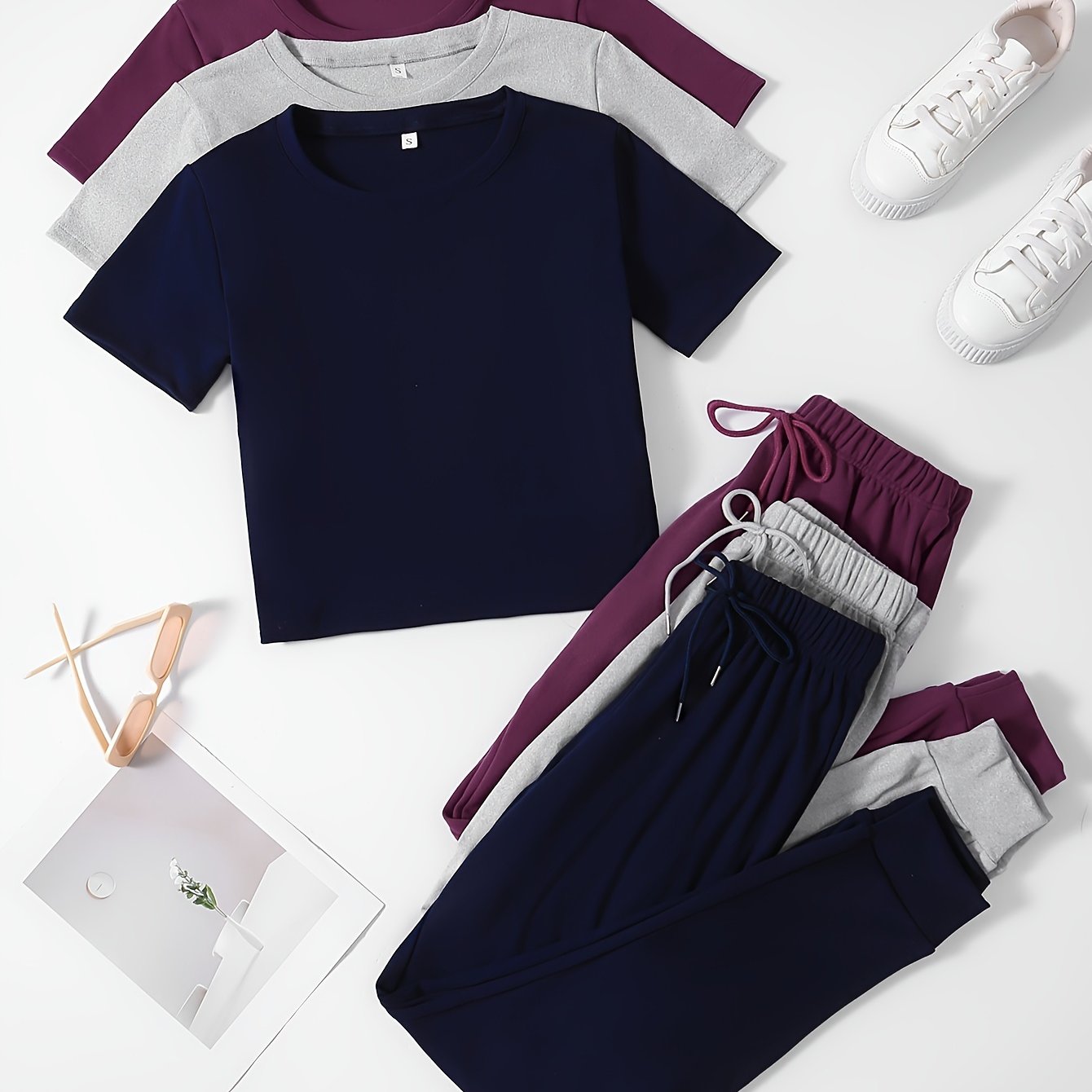 3 ta to'plam ayollar uchun bir rangli dam olish to'plamlari, qulay T-ko'ylak va bog'ichli shimlar bilan. Yengil tasodifiy kiyim uchun bir nechta ranglarda mavjud.