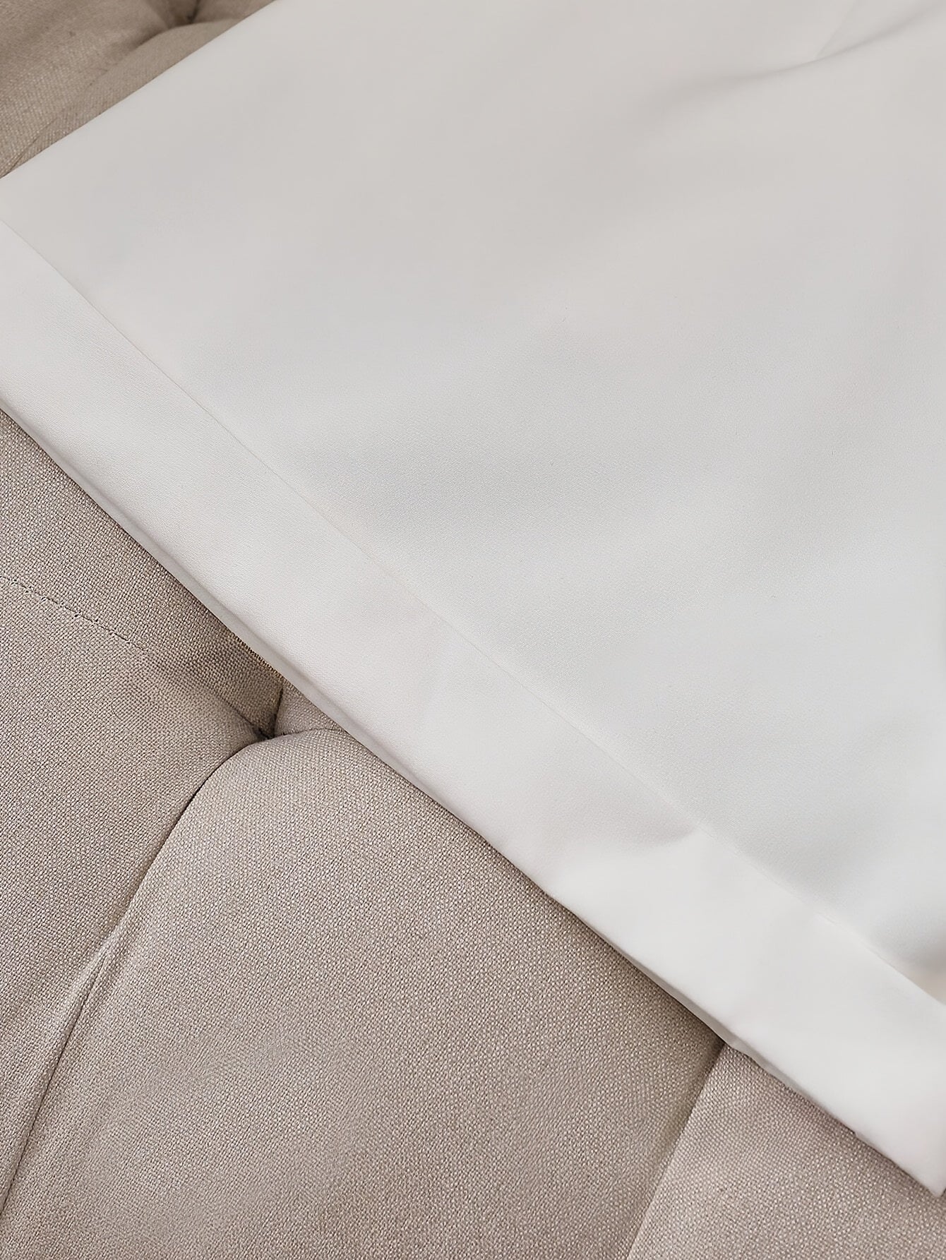 Yuqori belli, bir rangli, ayollar uchun tasodifiy shortlar, yoz uchun mukammal, tor kesim va nafas oladigan mato bilan.