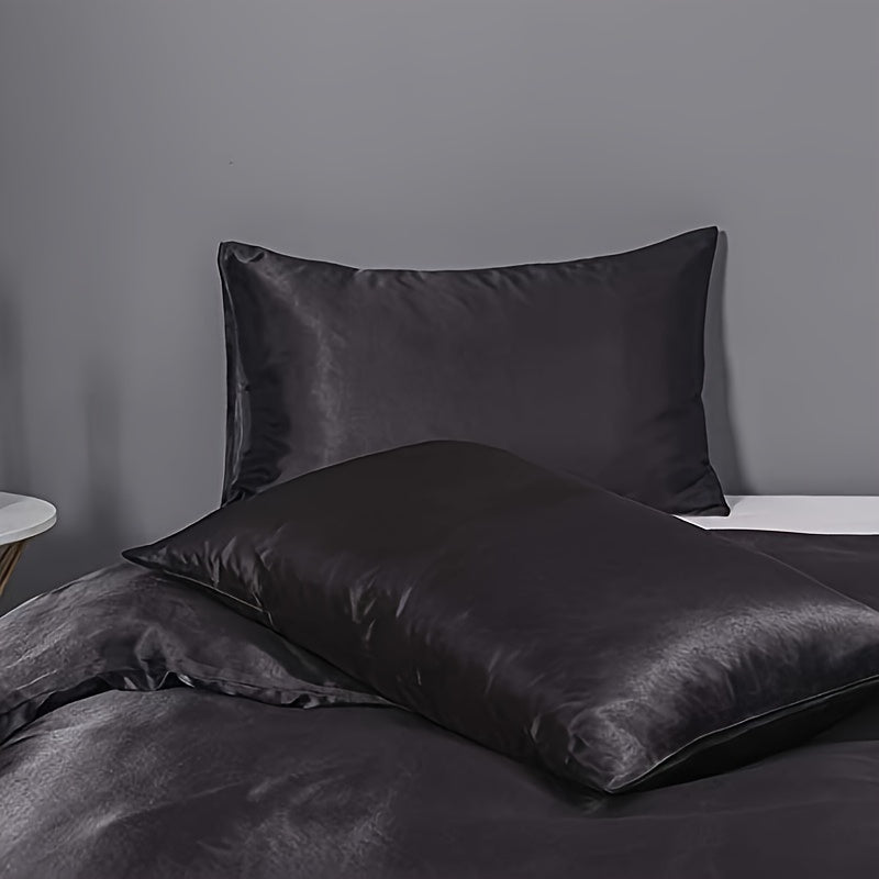 Группа из четырех чехлов для подушек из искусственного шелка с молнией.