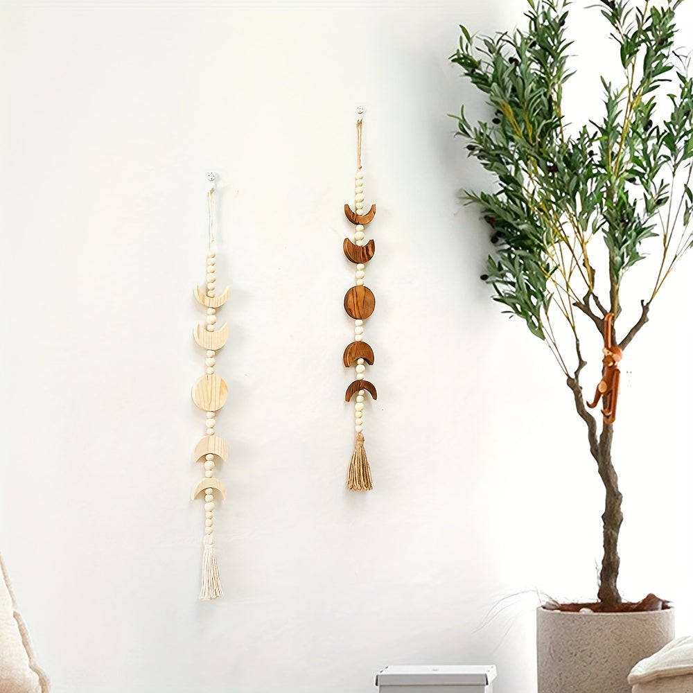 Деревянная настенная подвеска с фазами луны и декором из венка с бусинами.