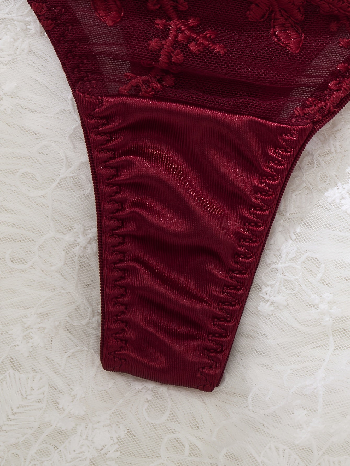 Элегантный комплект красного кружевного нижнего белья с бюстгальтером высокой поддержки и трусиками с заниженной талией, удобная одежда для вечеринок с несъемной прокладкой. Изготовлен из смеси полиэстера и эластана, подходит для взрослых женщин.