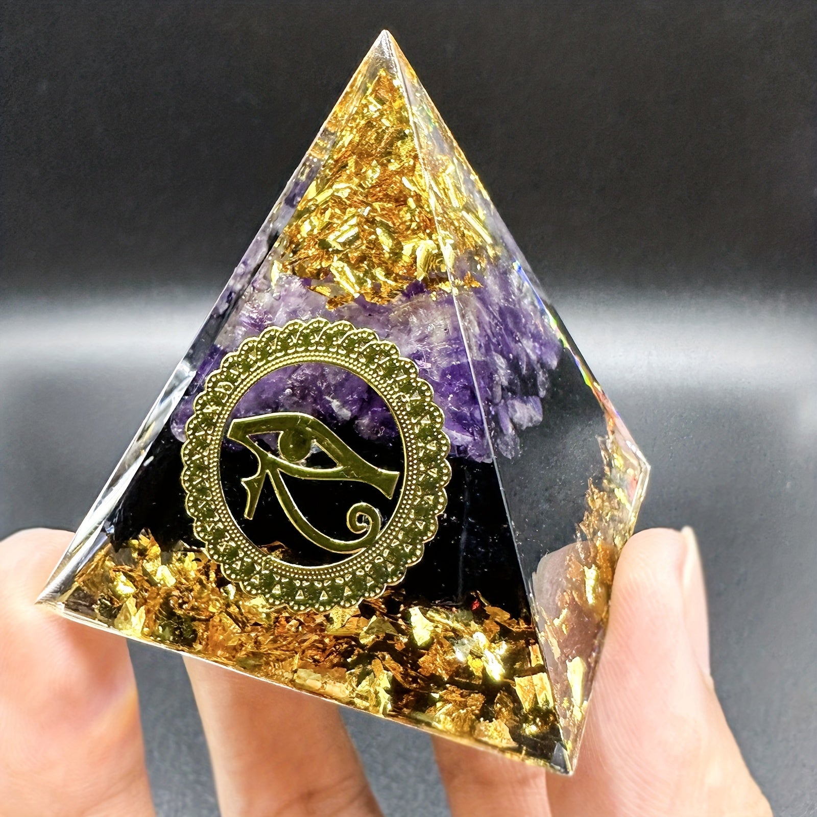 Аметистовая оргонная пирамида с египетским символом Глаз Гора для медитации, исцеления и богатства