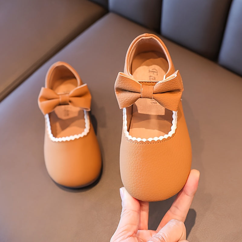 Qizlar uchun chiroyli bog'ich detali, yumshoq taglik, qora, jigarrang va bej rangda yopishqoq tasma bilan yopiladigan tekis poyabzal, qulay yurish uchun mustahkam PU material.