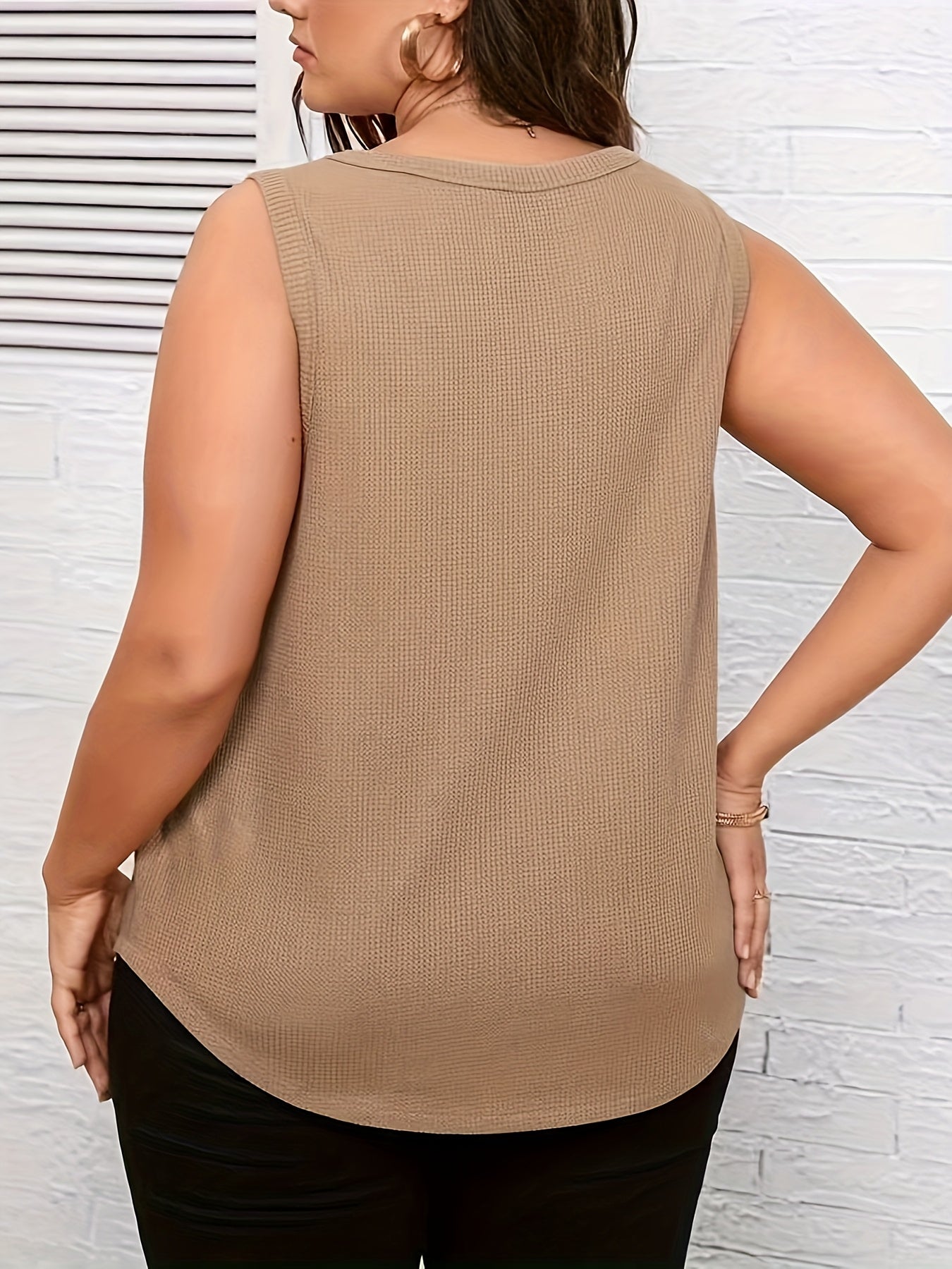 Женская майка без рукавов большого размера с изогнутым краем и рифлестым текстурным узором