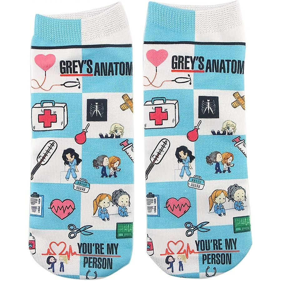 Нарядные носки для медсестер с дизайном, вдохновленным сериалом «Анатомия страсти», идеально подходят для медицинских работников и студентов. Изготовлены из мягкой полиэстеровой смеси. Идеальный подарок на выпускной или на работу.