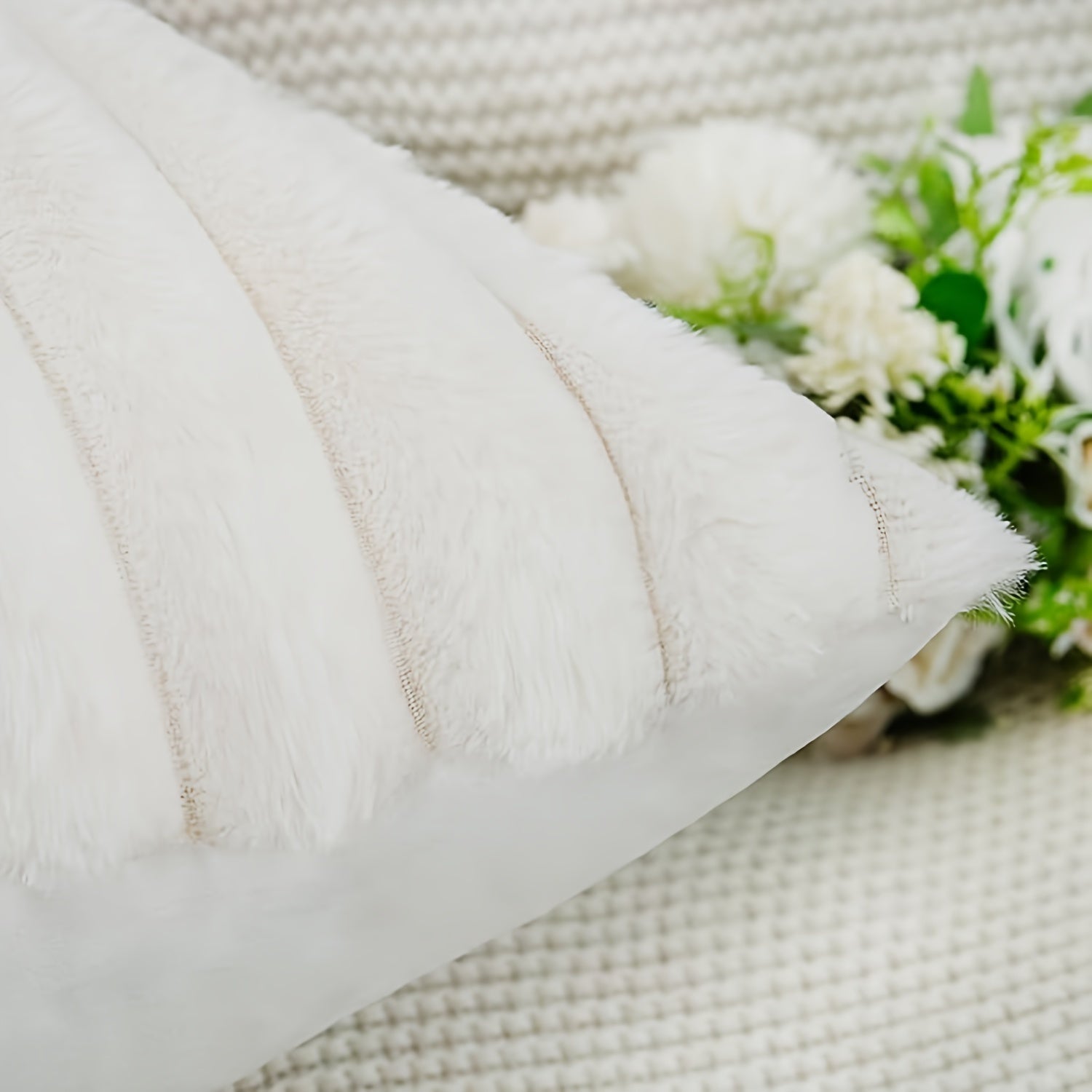 Два роскошных чехла для подушек с полосками из искусственного кроличьего меха бежевого и серого цвета, мягкий велюр с застежкой-молнией, можно стирать в машине, идеально подходят для уютного декора гостиной.