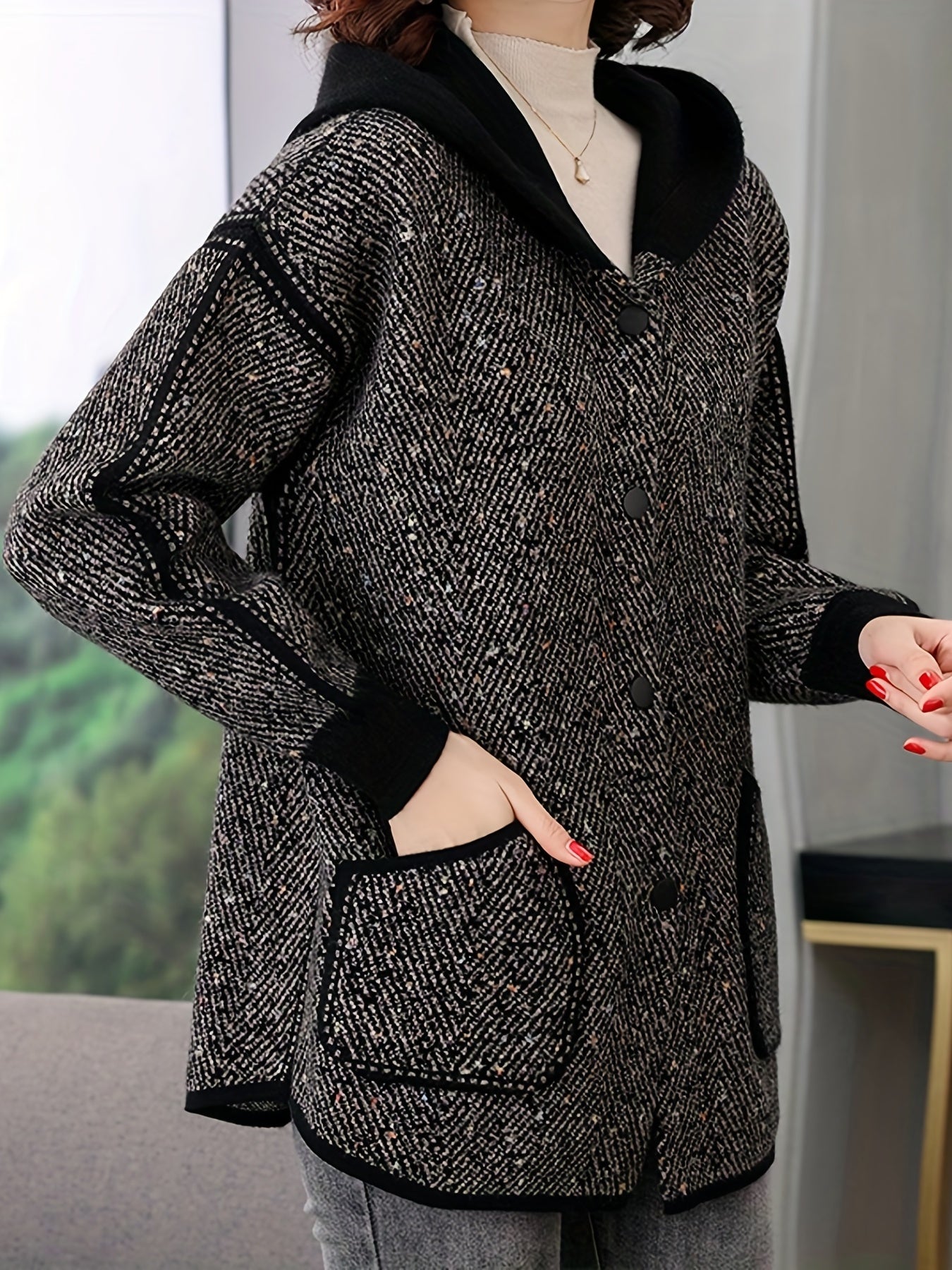 Kapüşonli jaket, tugmachali old qismi, cho'ntaklar, tasodifiy kiyim uchun mukammal. Ayollar uchun.