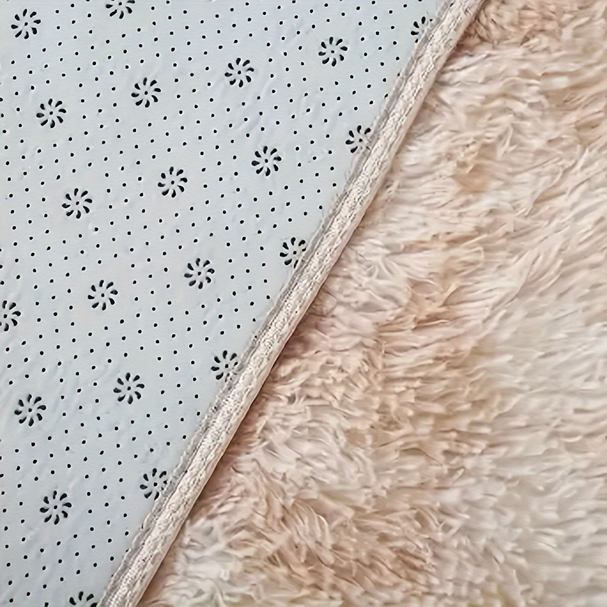 Yuqori sifatli uy bezaklari: Hashamatli yumshoq sun'iy junli maydon gilami - Polyesterdan tayyorlangan, yashash xonasi va yotoqxona uchun ultra qulay, pufak gilam, sirpanmaydigan pastki qismi, quruq tozalash, ko'p maqsadli foydalanish.