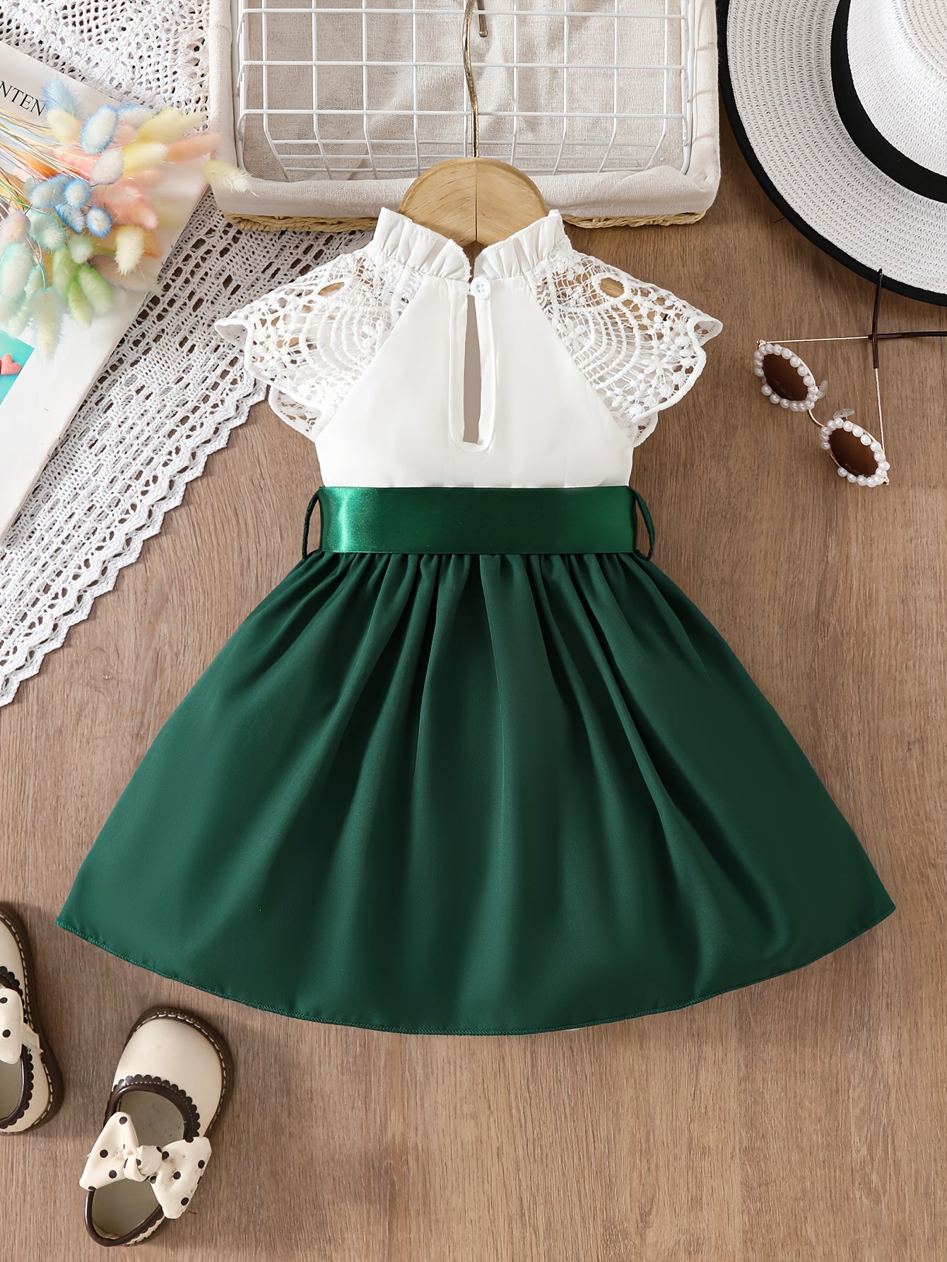 Qizlar uchun dantel qirralar bilan bezatilgan, patchwork uslubidagi, bir rangli to'qilgan ko'ylak, belbog' bilan, yoz uchun ideal, 6 oydan 2 yoshgacha.