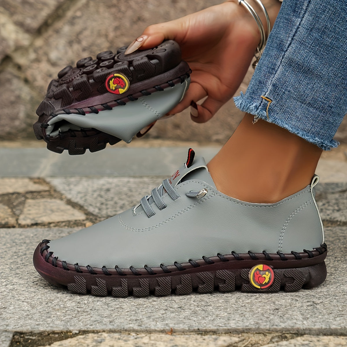 Ayollar uchun bir rangli flatform slip-on yurish poyabzali, katta o'lcham