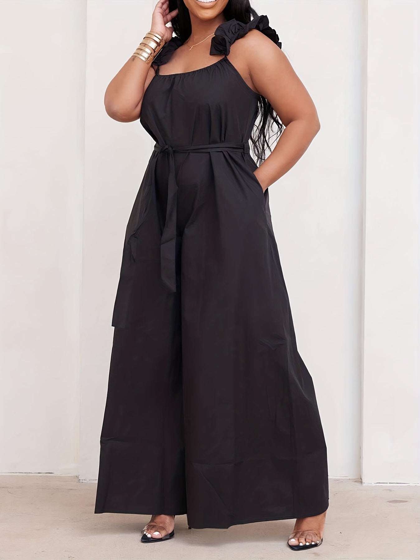 Mono de talla grande negro con hombros florales sin mangas y pantalón ancho