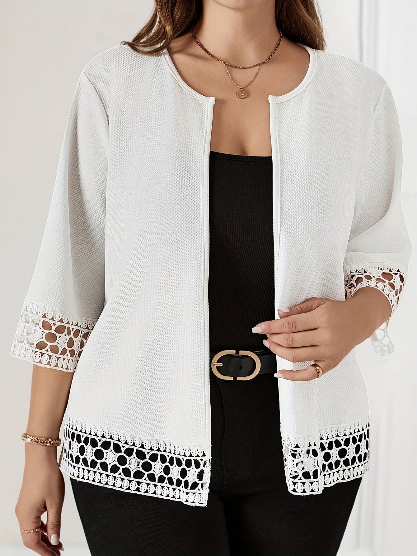 Ayollar uchun tasodifiy polyester/eLastane jakketi, tuzilgan mato bilan. Bir rangda, ochiq yaka, mashinada yuvish mumkin. Bahor/Kuz uchun mukammal.