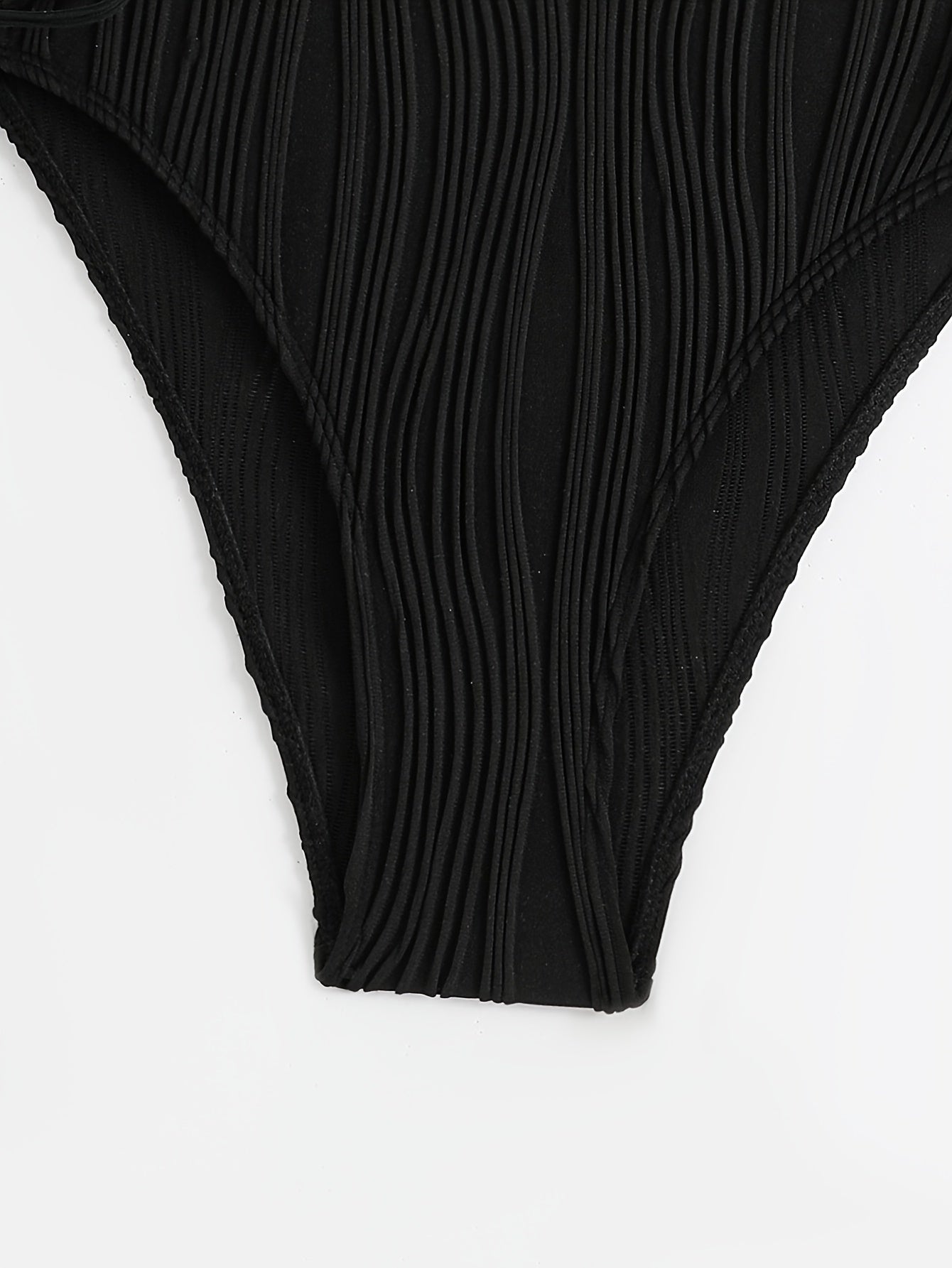 Ayollar uchun bog'ichli, yuqori cho'ziluvchan, orqasi ochiq halter bir qismli suzish kostyumi; mashinada yuvish mumkin.