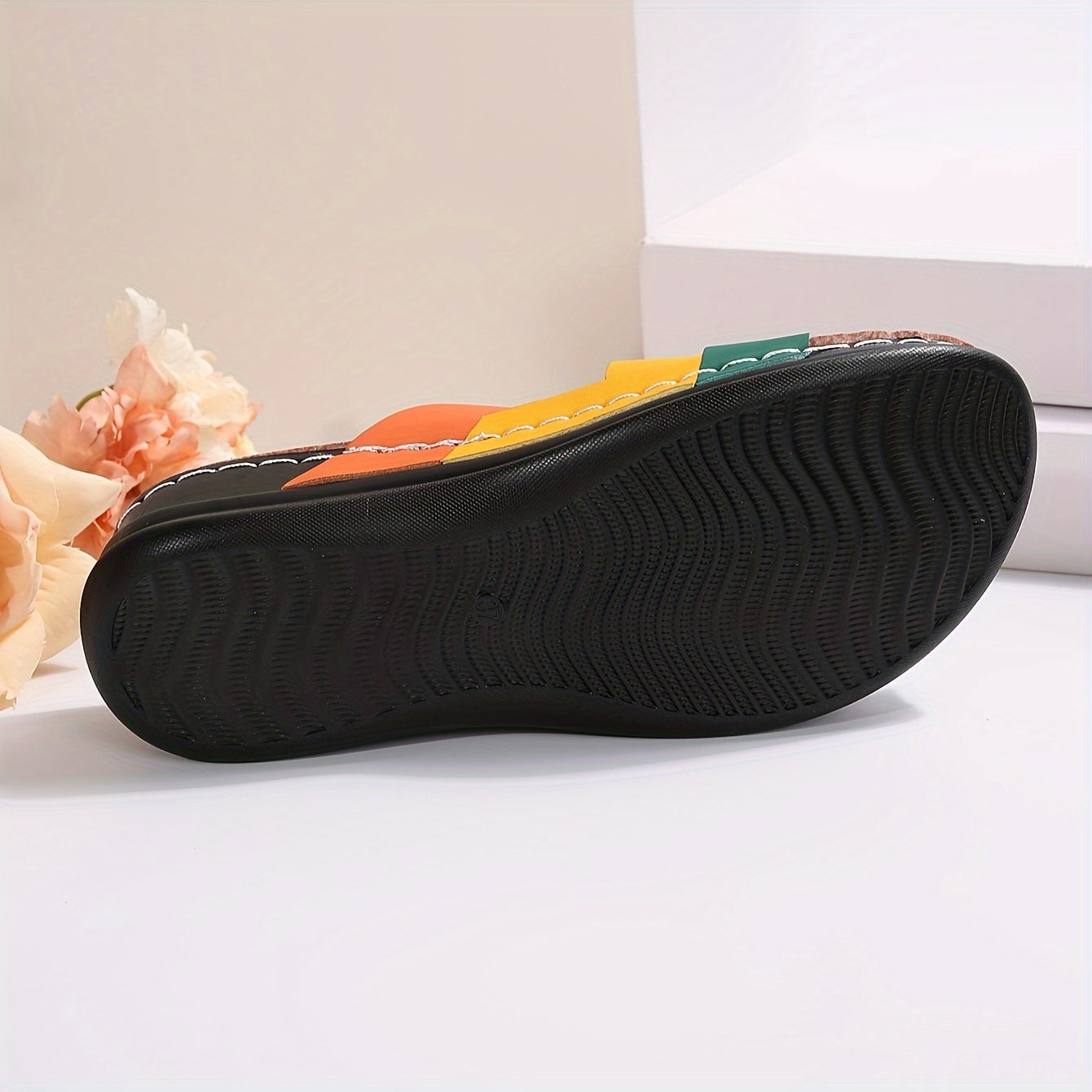 Сандалии с толстой подошвой и пряжкой в цветном блоке оранжевого, зеленого, желтого и черного цветов - стильная пляжная обувь.