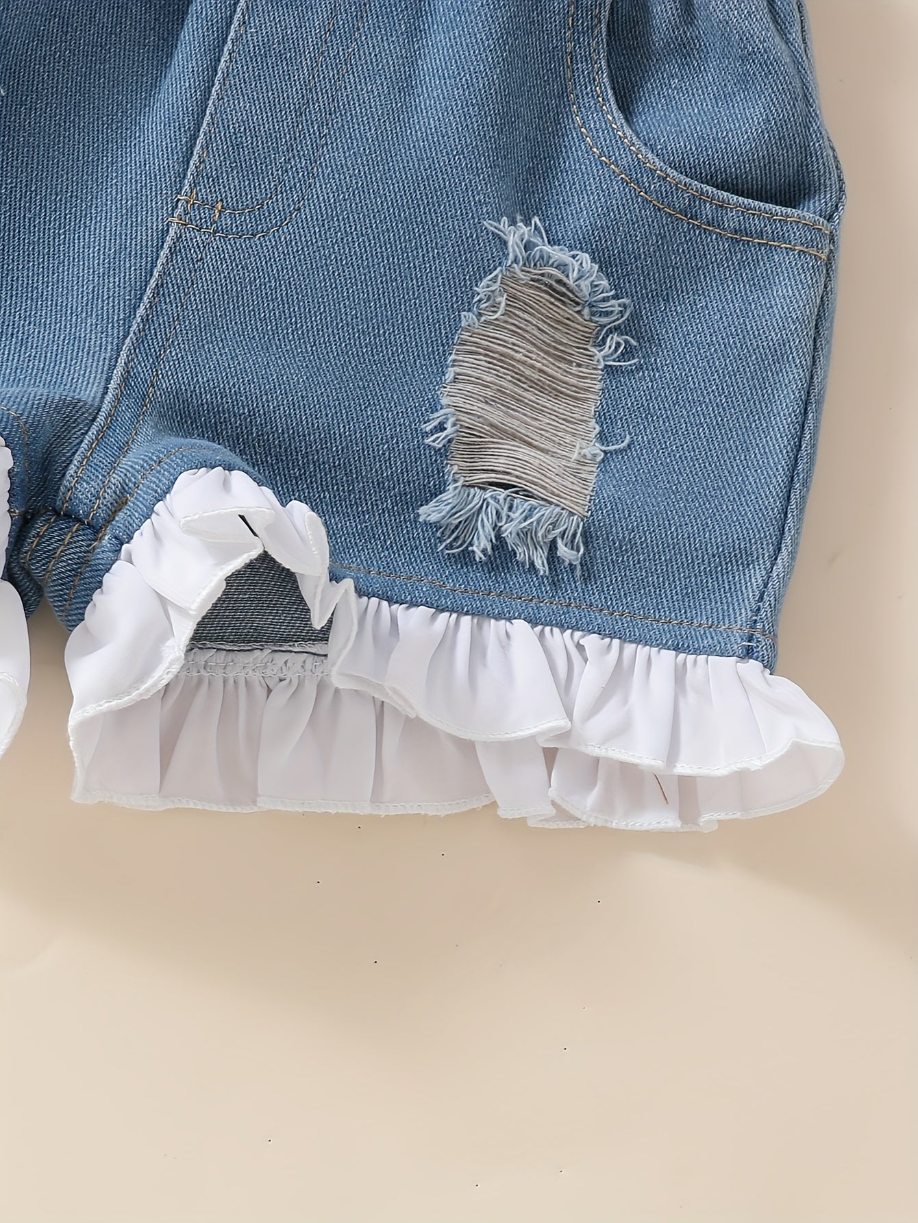 Девчачий комплект из двух предметов: джинсовая блузка с открытыми плечами и шорты для летних повседневных мероприятий