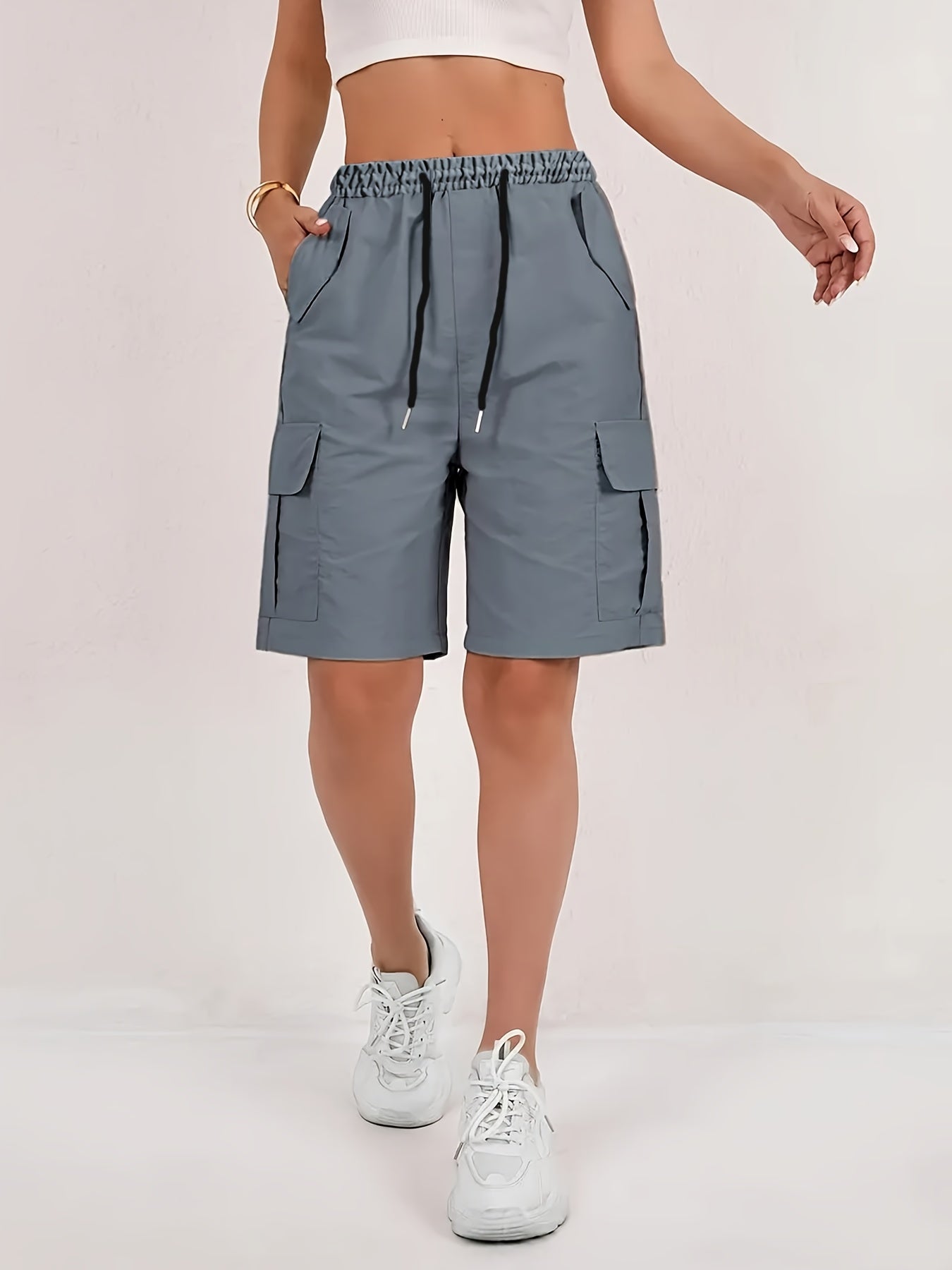 Pantalones cortos cargo de talla grande para mujer de tiro alto con múltiples bolsillos en gris claro