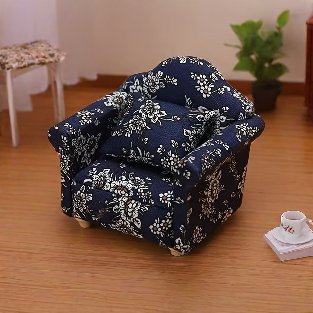 Красивый небольшой диванчик с синим цветочным узором, изготовленный вручную из дерева — уникальный предмет мебели, идеально подходящий для создания непринужденной атмосферы и преподносимый в качестве особого подарка.