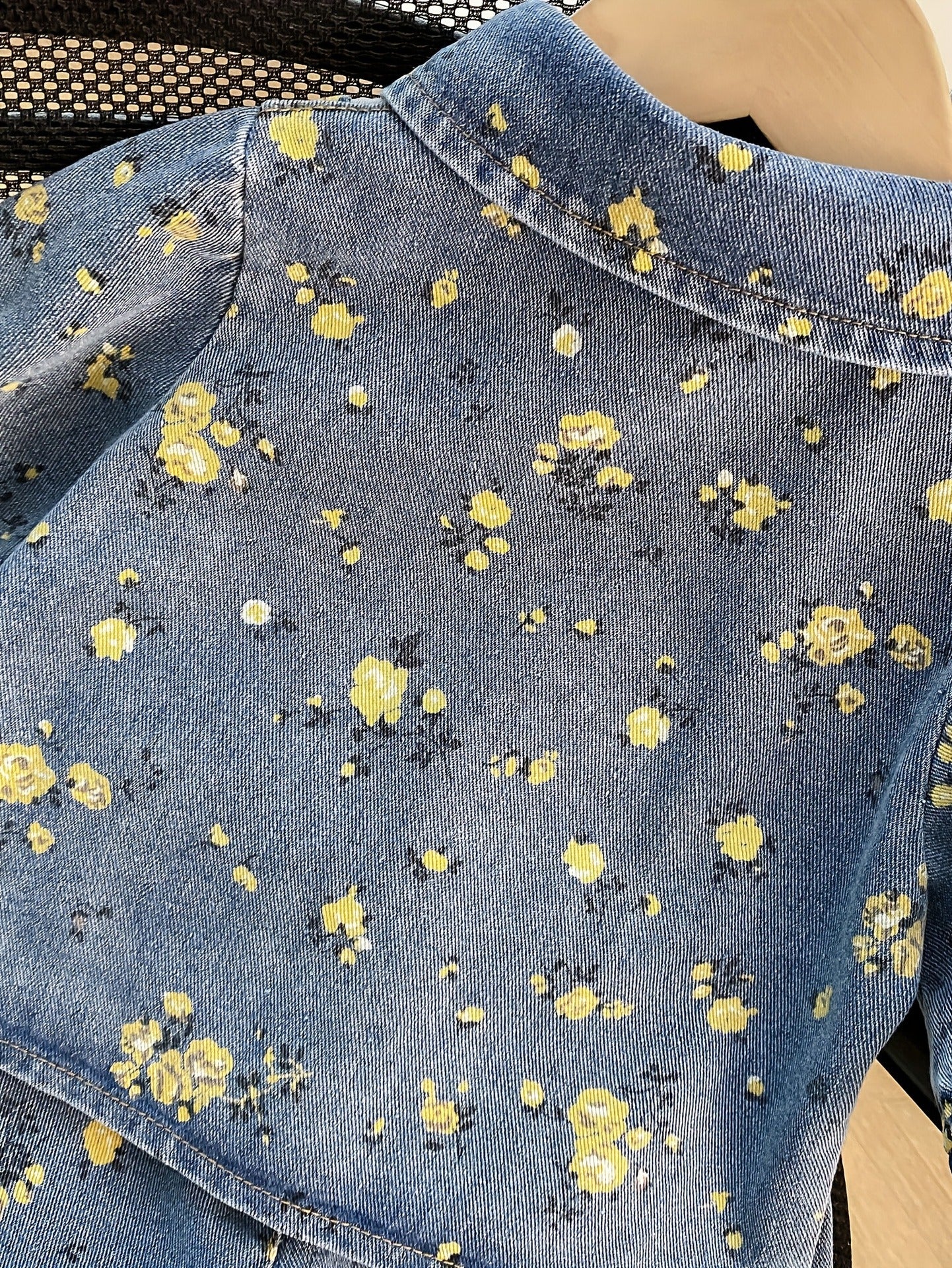 Conjunto de verano de mezclilla para niñas con pantalones cortos con estampado floral y camiseta de manga corta