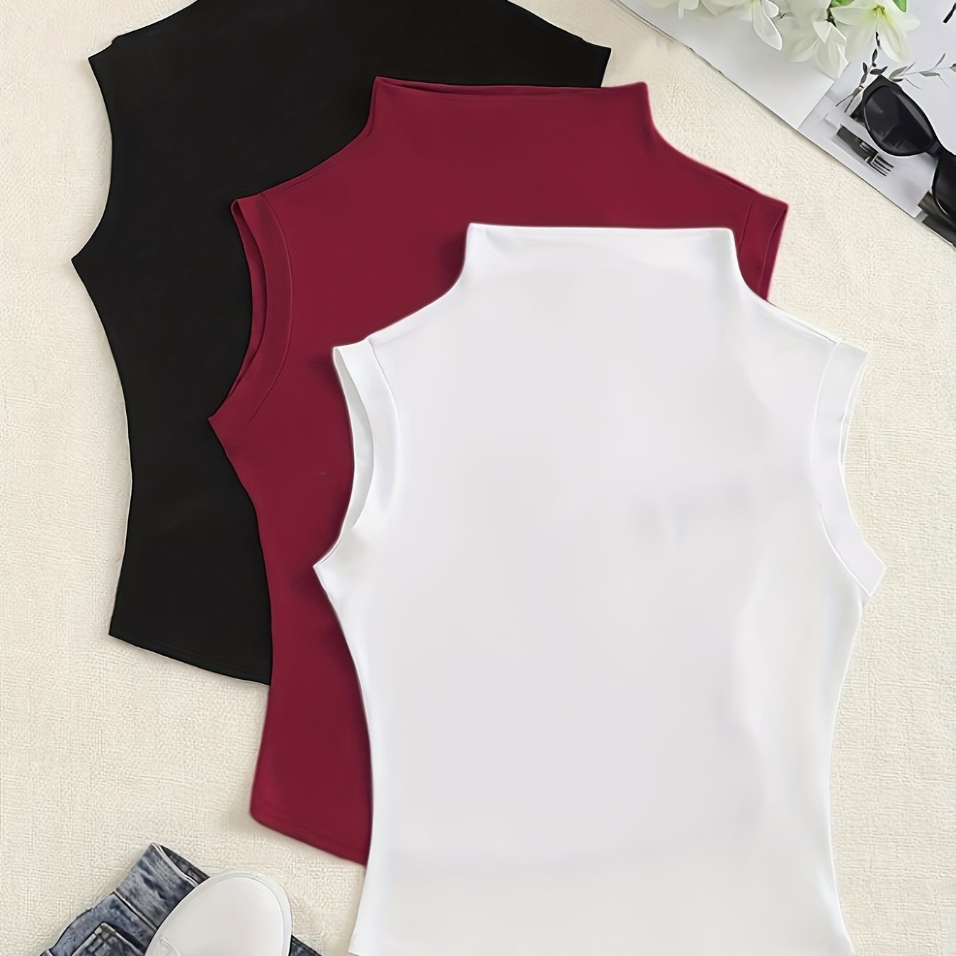Yassi rangli mock neck tank top, bahor va kuz uchun mukammal.