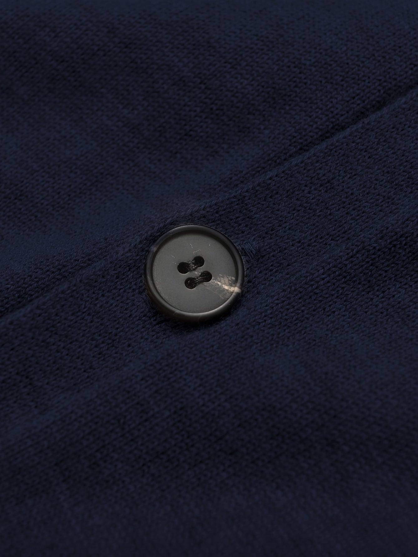 Suéter de punto ligero de botones en cuello en V en color mostaza para hombre de tallas grandes